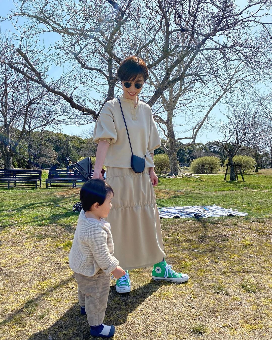 母子兩人穿米色系服裝充滿和諧感覺。（zu_meer@IG）