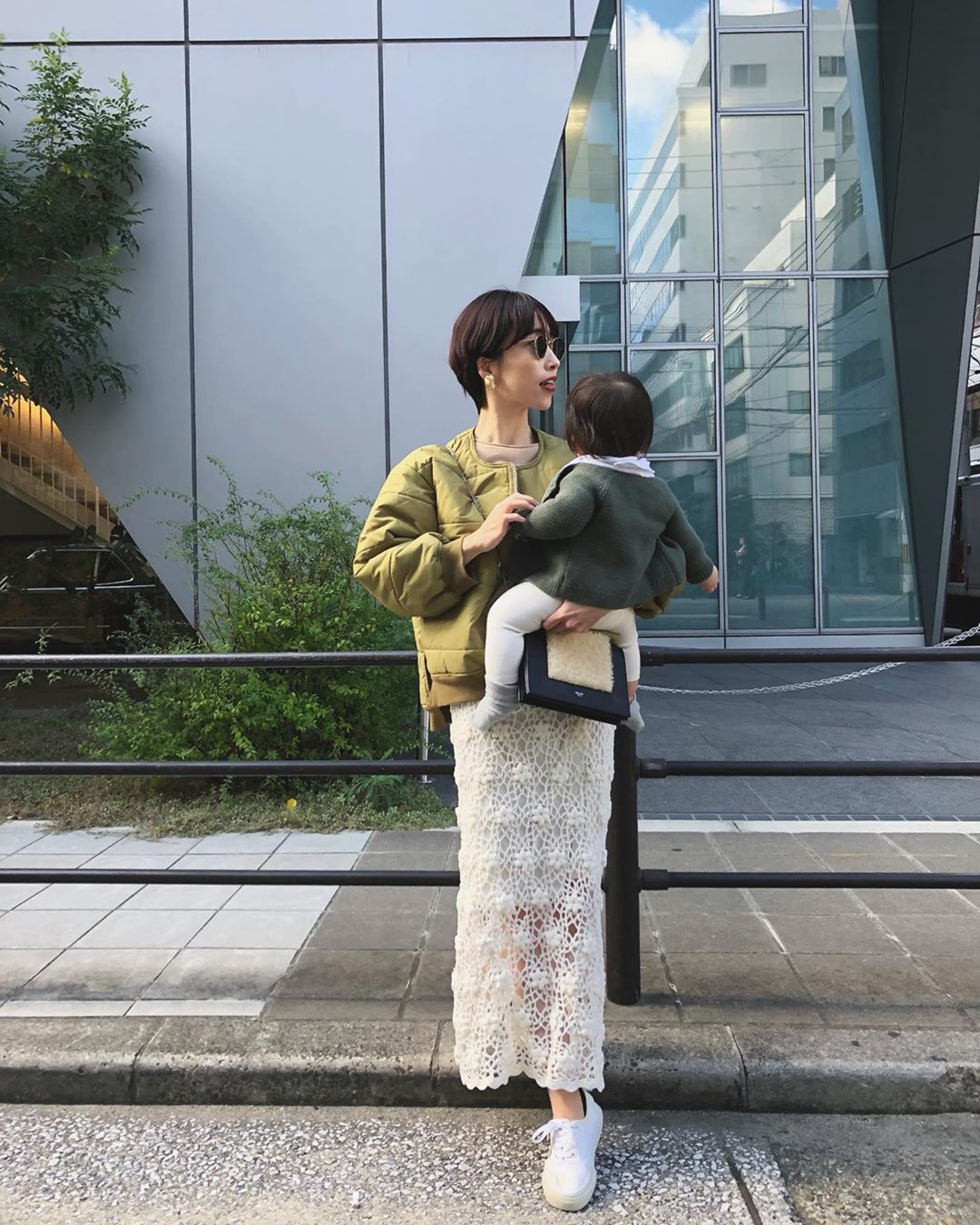 日本設計師媽媽擅長用同色系穿搭,簡約又有焦點。(zu_meer@IG)