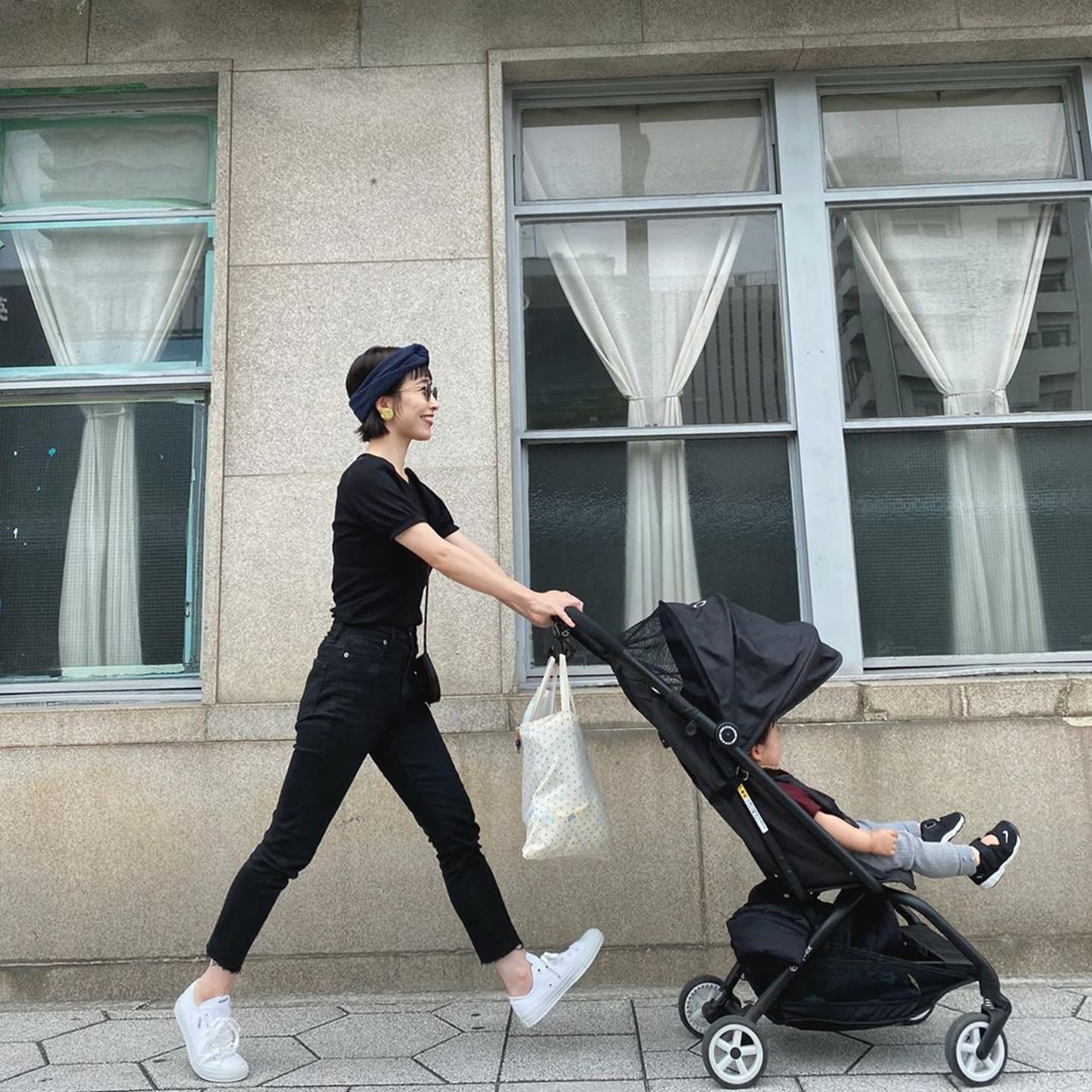 母子兩人一起穿黑色衣服,充滿帥氣味道。(zu_meer@IG)
