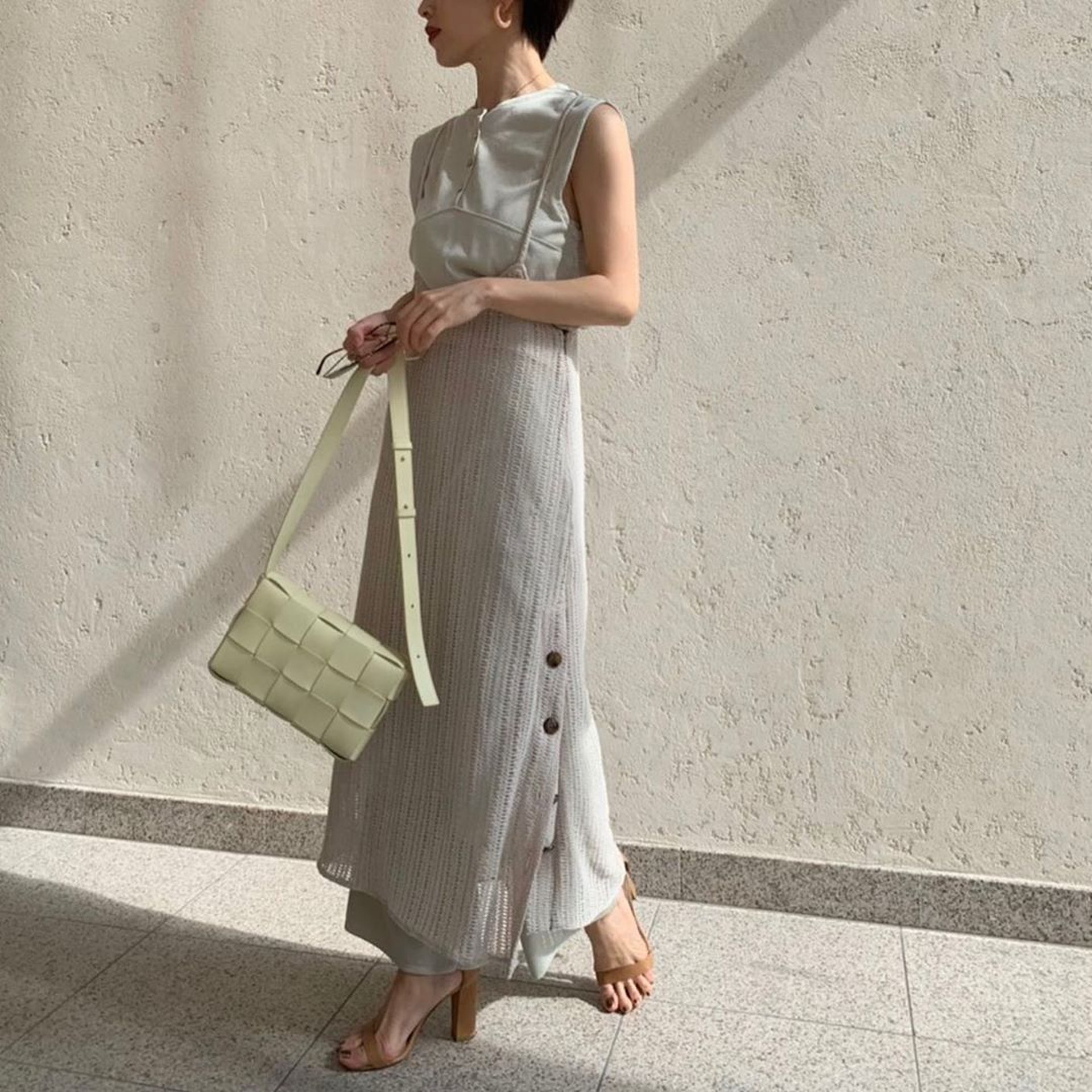 以淺薄荷綠色手袋作造型亮點,整體效果和諧。(zu_meer@IG)