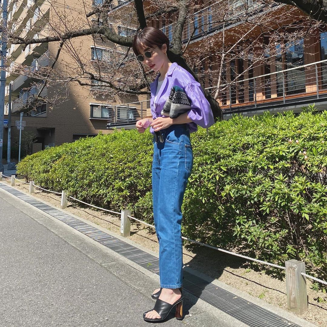 亮眼的紫色搭配牛仔褲，穿出個性幹練風格。（zu_meer@IG）