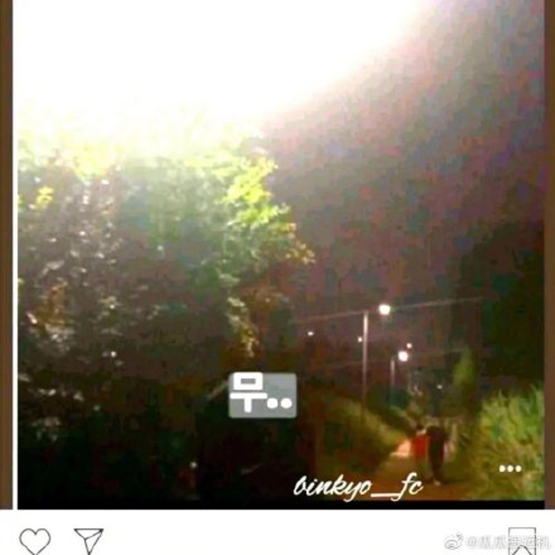 網友上傳表示是二人深夜放狗的照片,照片來自玄彬造型師的限時動態影片。(微博/@娛圈蜀黍)