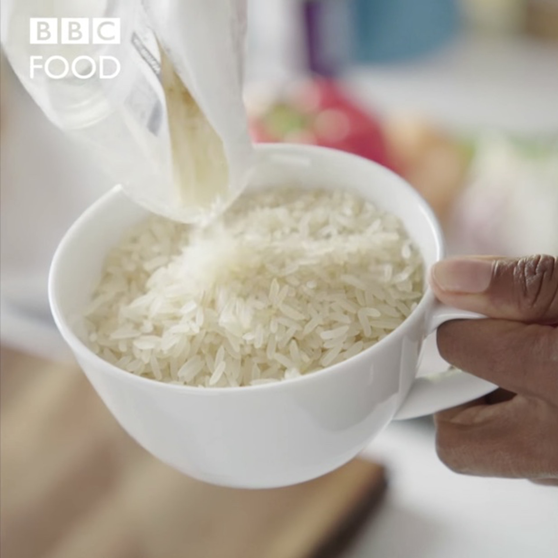 首先不知道為何要把米倒進杯中。不少網友質疑「米居然不用洗」。(《BBC Food》影片截圖) 首先不知道為何要把米倒進杯中。不少網友質疑「米居然不用洗」。(《BBC Food》影片截圖)