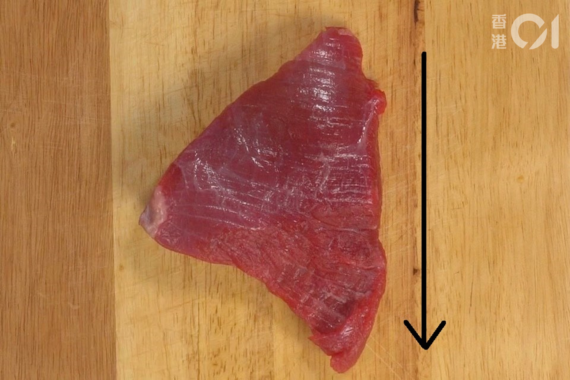以圖中的牛肉為例,察看到其紋理是橫向的,所以如果要「逆紋」切的話,就是依住箭咀的方向,垂直去切。 以圖中的牛肉為例,察看到其紋理是橫向的,所以如果要「逆紋」切的話,就是依住箭咀的方向,垂直去切。