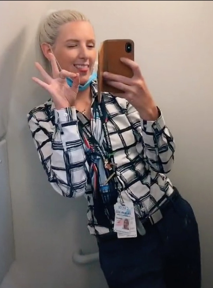 美國空姐Deej靠着上網賣美腳照賺外快，近日在TikTok發布全套教學影片，意外引來一堆純粹因好奇而來的新粉絲。（TikTok@djsbeercave）