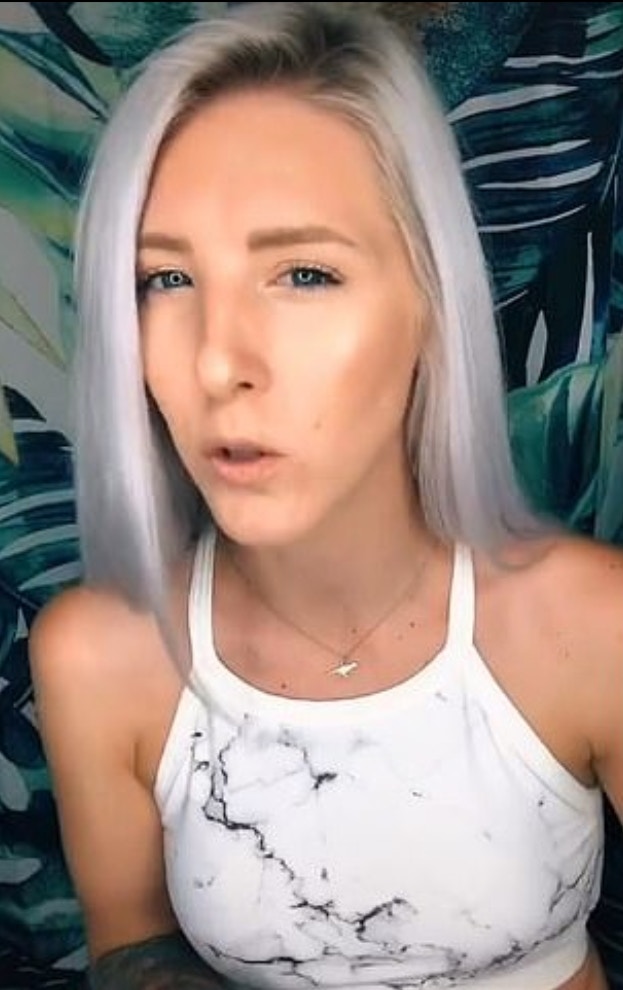 美國空姐Deej靠着上網賣美腳照賺外快，近日在TikTok發布全套教學影片，意外引來一堆純粹因好奇而來的新粉絲。（TikTok@djsbeercave）
