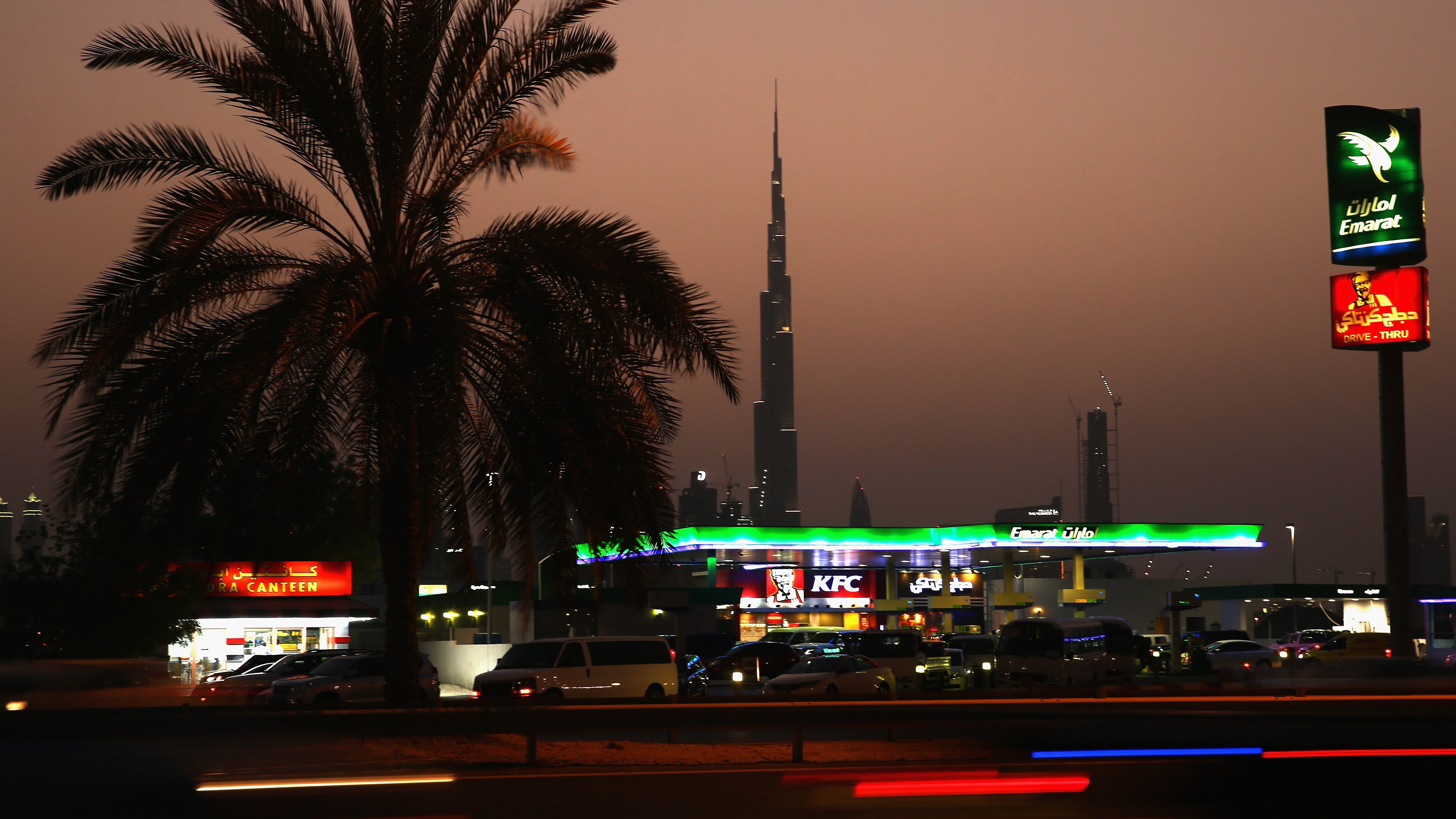 阿聯酋啟用核電廠：圖為2015年9月7日，杜拜的一個
加油站，可見哈里發塔在加油站後方。（Getty）