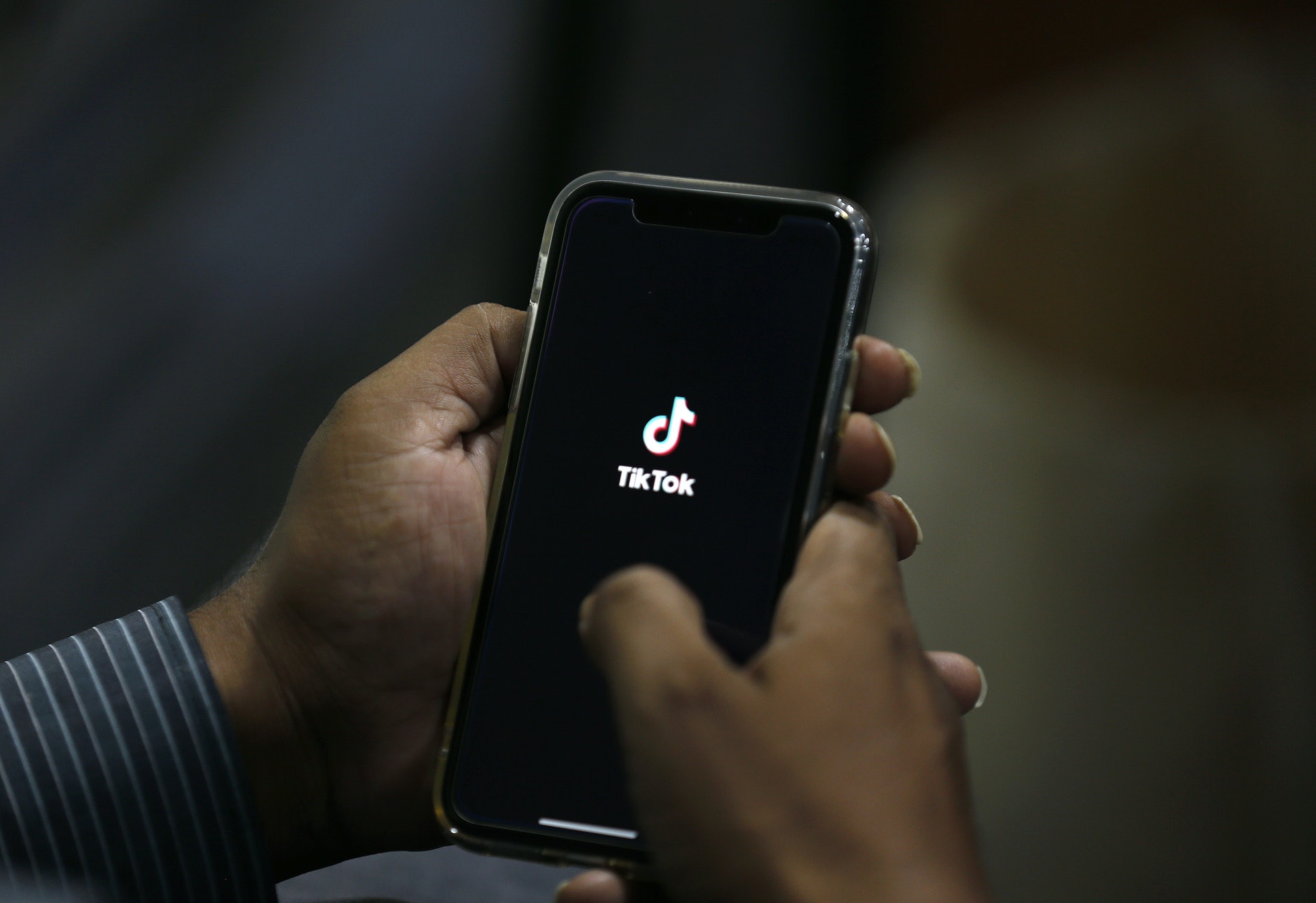 美国总统特朗普7月31日威胁通过行政命令封杀抖音的海外版TikTok,有传媒指微软(Microsoft)有意提出收购。 不过情况在8月1日突然急转直下,消息指特朗普反对这计划,因此微软已经暂停谈判。 图为7月21日,巴基斯坦一名男子在手机打开TikTok应用程式。 (AP) 美国总统特朗普7月31日威胁通过行政命令封杀抖音的海外版TikTok,有传媒指微软(Microsoft)有意提出收购。 不过情况在8月1日突然急转直下,消息指特朗普反对这计划,因此微软已经暂停谈判。 图为7月21日,巴基斯坦一名男子在手机打开TikTok应用程式。 (AP)