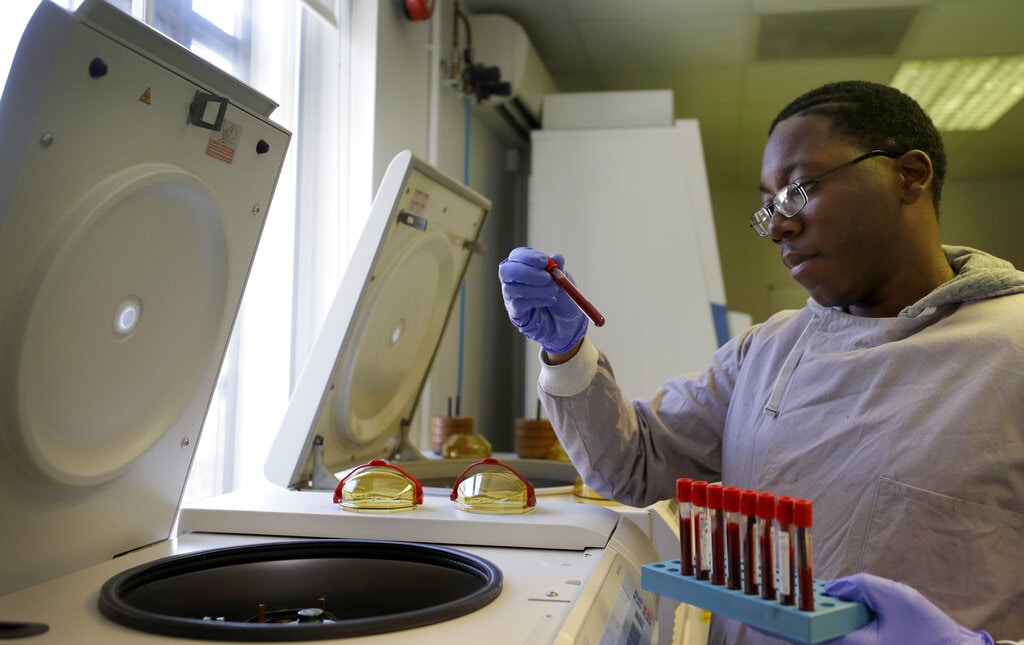 圖為7月30日英國一名研究員在倫敦帝國理工學院的實驗室對血液樣本使用離心機。（AP）