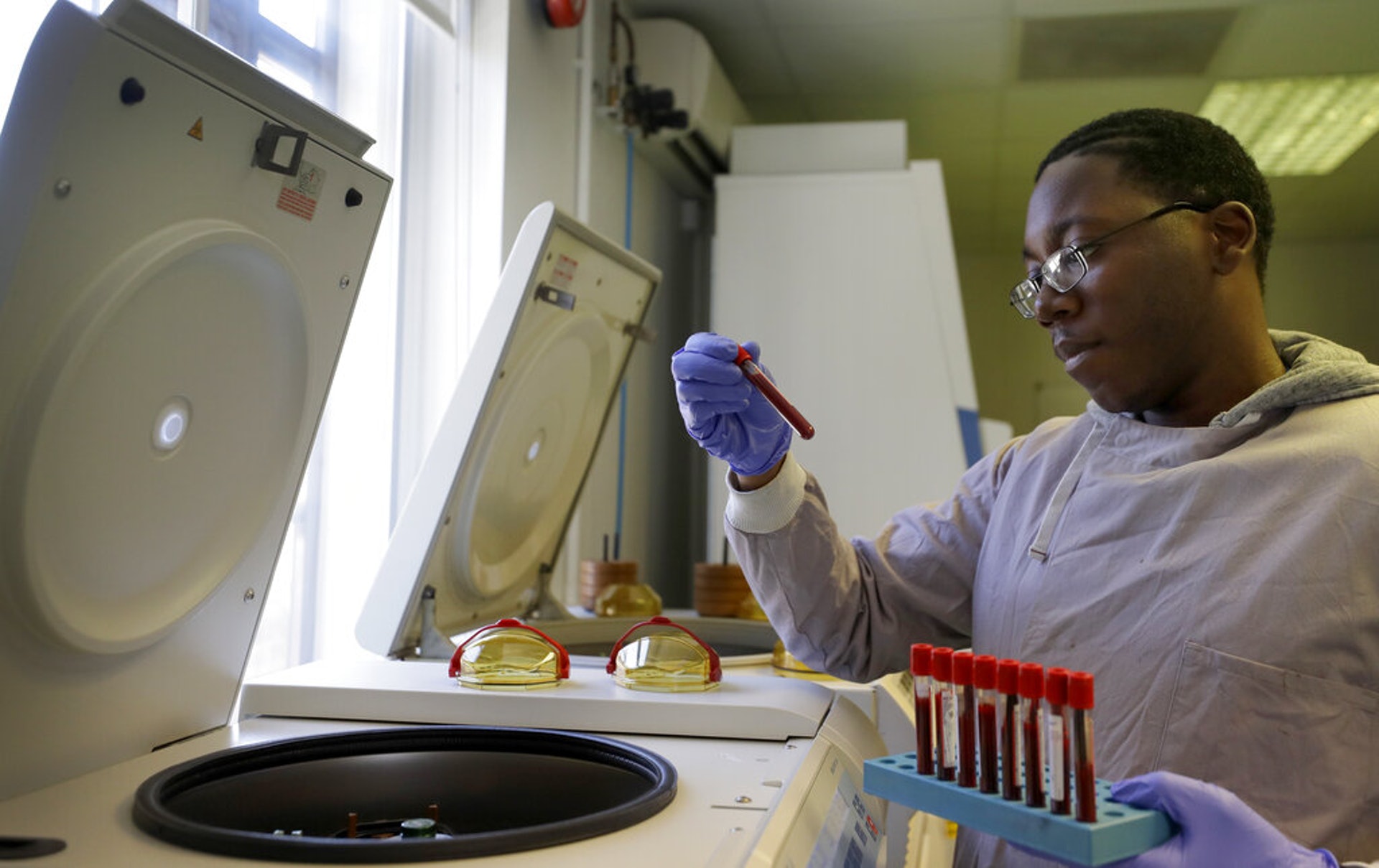 圖為7月30日英國一名研究員在倫敦帝國理工學院的實驗室對血液樣本使用離心機。(AP) 圖為7月30日英國一名研究員在倫敦帝國理工學院的實驗室對血液樣本使用離心機。(AP)