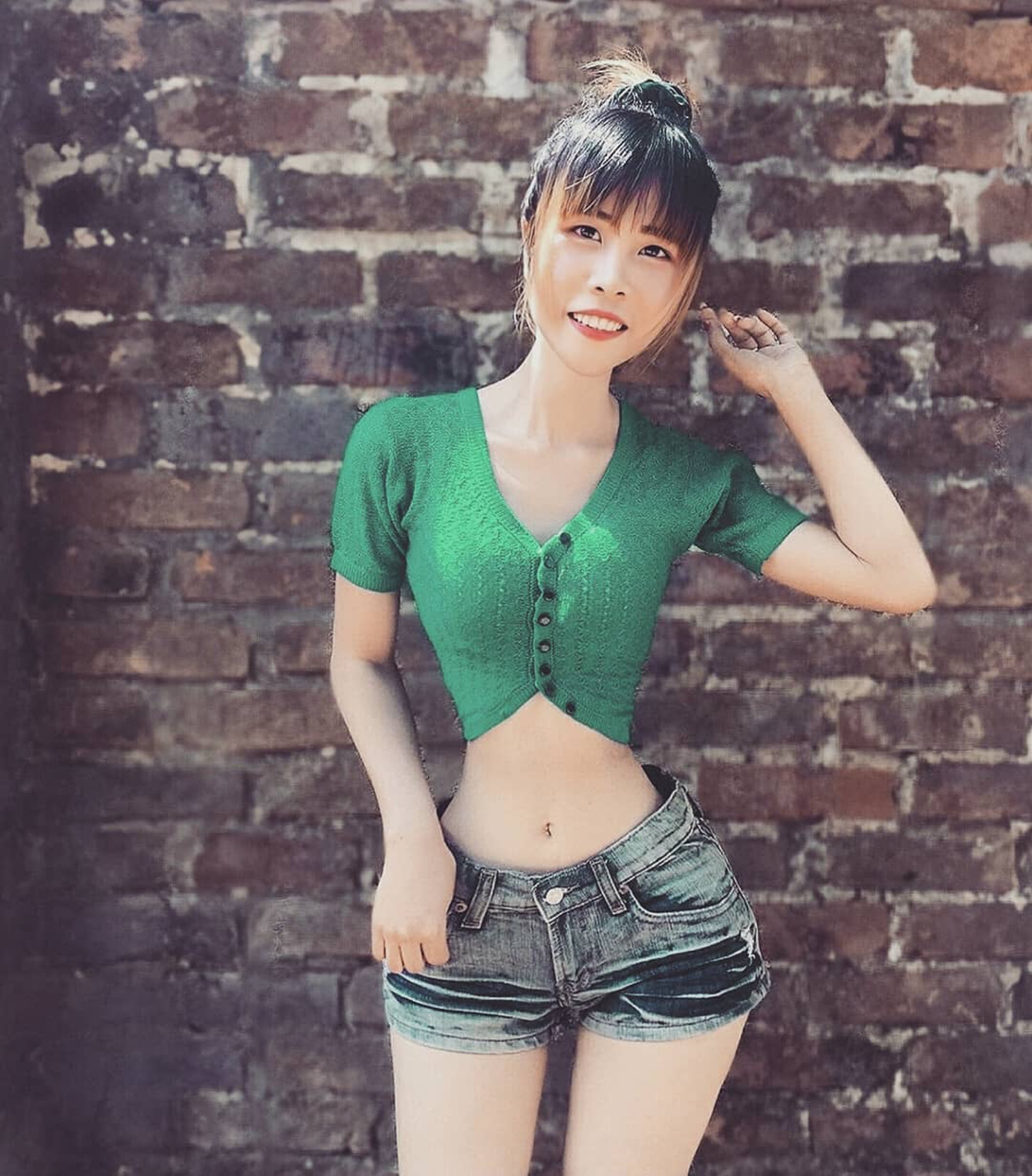 緬甸女子蘇娜英(Su Naing)以只有13.7吋的腰圍見稱,加上身體其他部位的大小卻與正常人一樣,對比十十分之大。(IG「sumohnaing」圖片) 緬甸女子蘇娜英(Su Naing)以只有13.7吋的腰圍見稱,加上身體其他部位的大小卻與正常人一樣,對比十十分之大。(IG「sumohnaing」圖片)