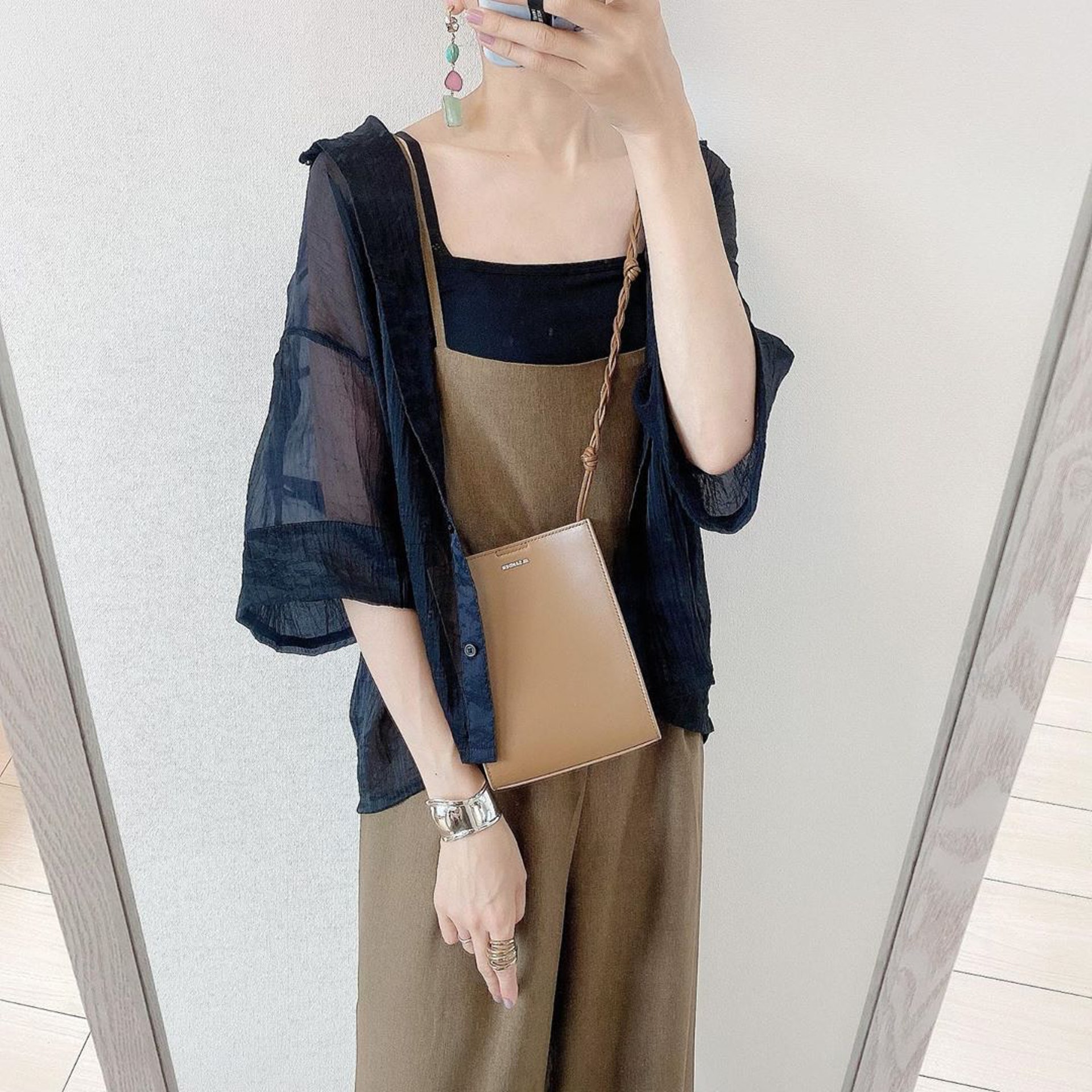 【Zara、Uniqlo、GU穿搭】Emi值得參考的是,她「一衣多穿」的配襯方法,麻質連身裙也可襯出5個不同造型。(emi0830emi@Instagram)