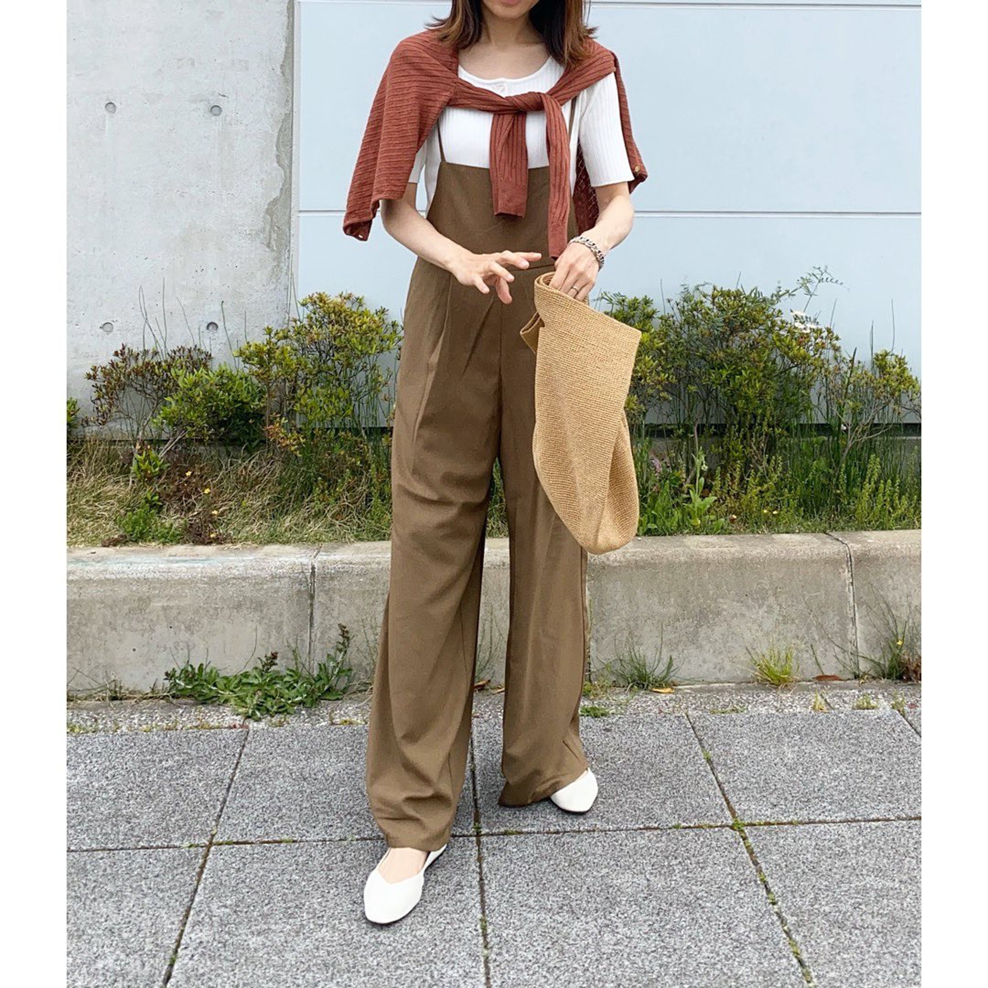 【Zara、Uniqlo、GU穿搭】另外在肩膊披上外套或直接穿上,更能增加層次感。(emi0830emi@Instagram)