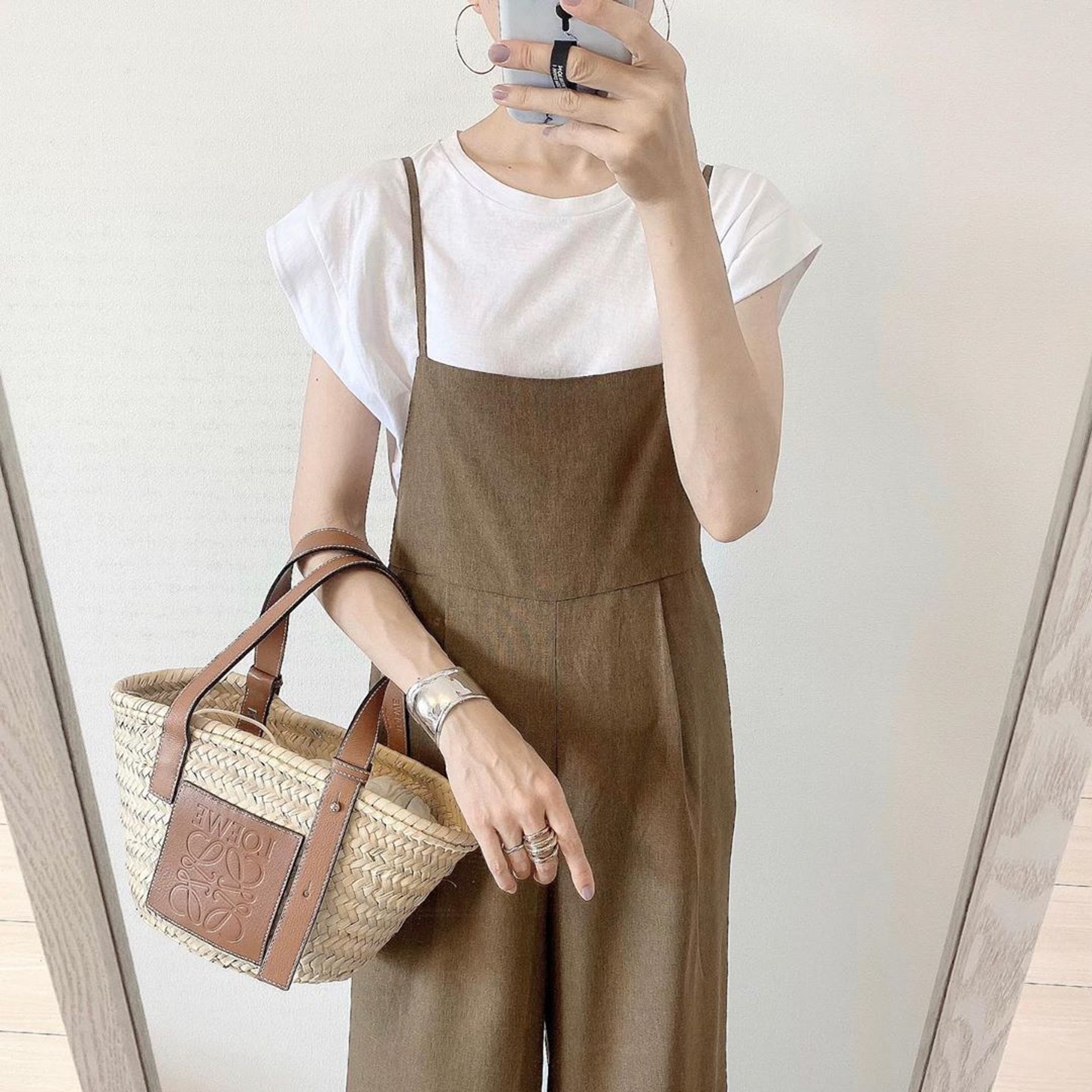 【Zara、Uniqlo、GU穿搭】近期,Emi喜歡以一件麻質吊帶連身褲襯出不同造型。(emi0830emi@Instagram)