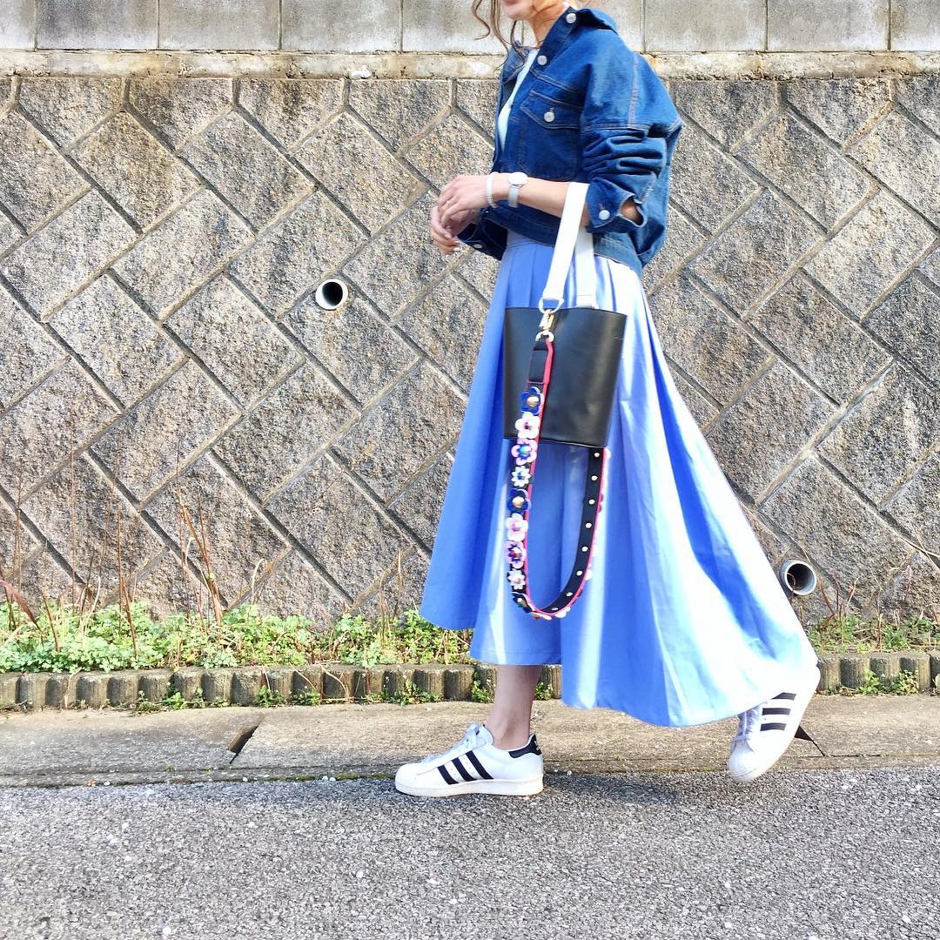 【Zara、Uniqlo、GU穿搭】Emi傾向簡約,不過她則愛以傘裙打造減齡效果。(emi0830emi@Instagram)