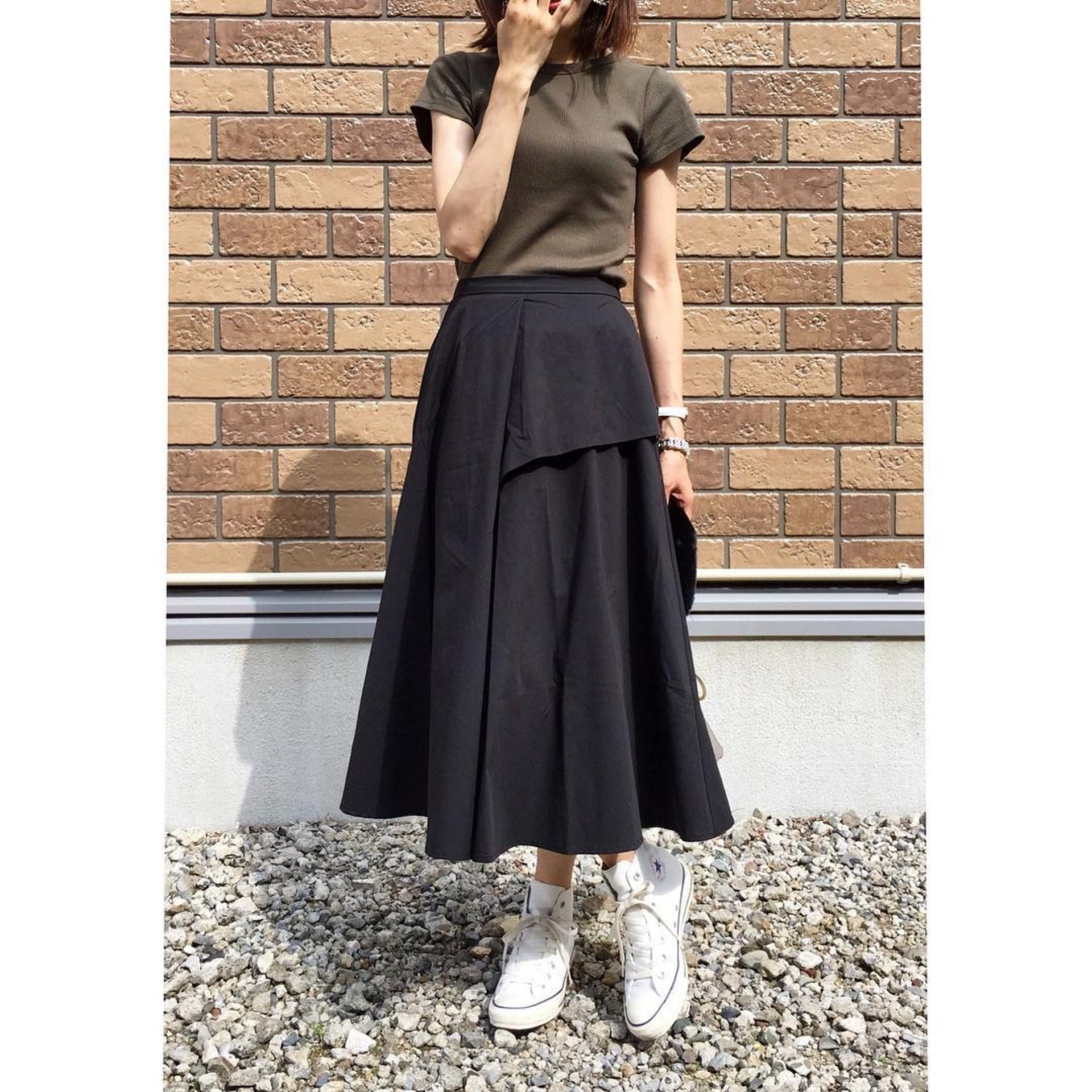 【Zara、Uniqlo、GU穿搭】選擇啡色調、黑色、藍色的半身裙款,同樣地將上衣攝進裙裝內,延伸下身比例。(emi0830emi@Instagram)