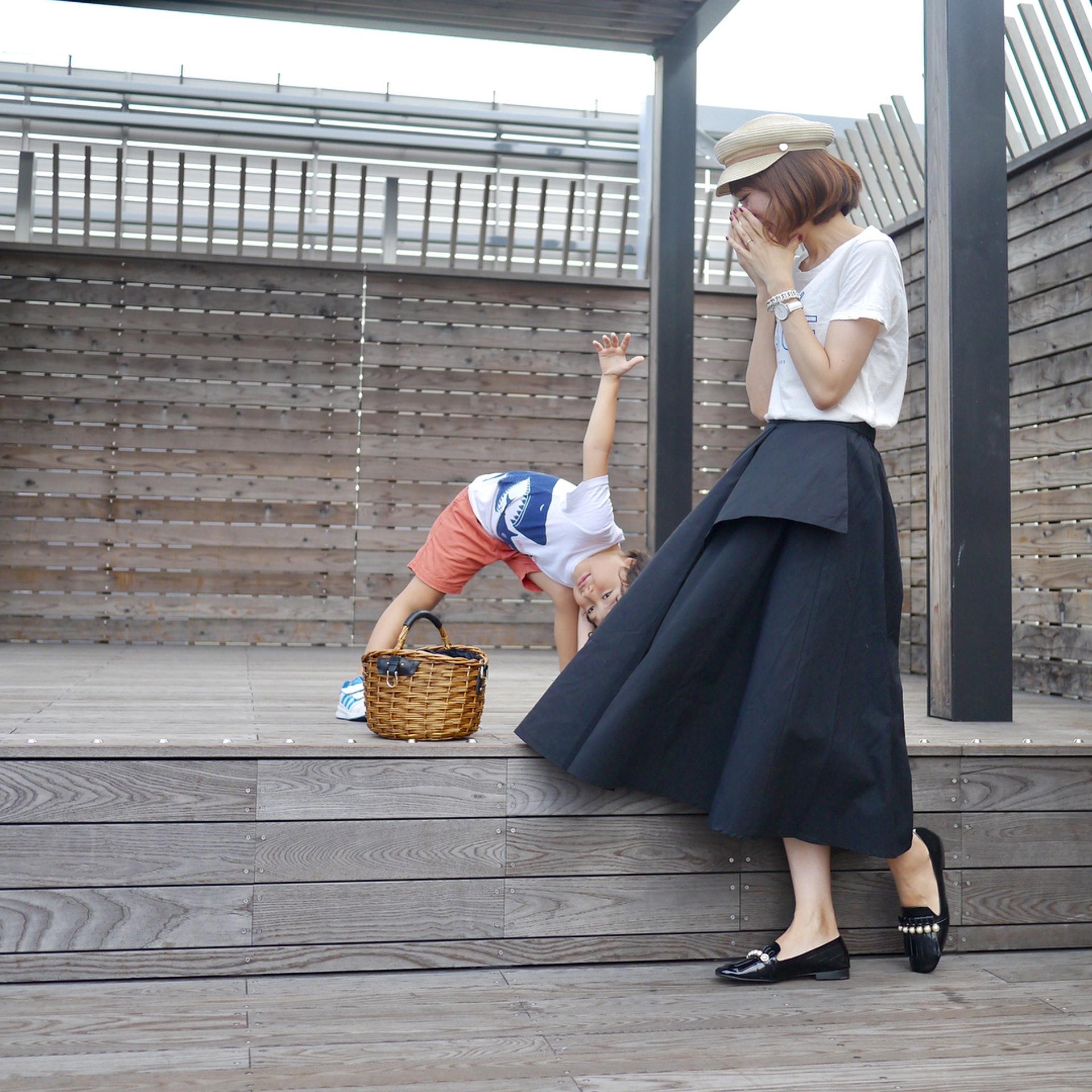 【Zara、Uniqlo、GU穿搭】裙擺隨步伐輕輕擺動,形成造型感與活力氣息。(emi0830emi@Instagram)