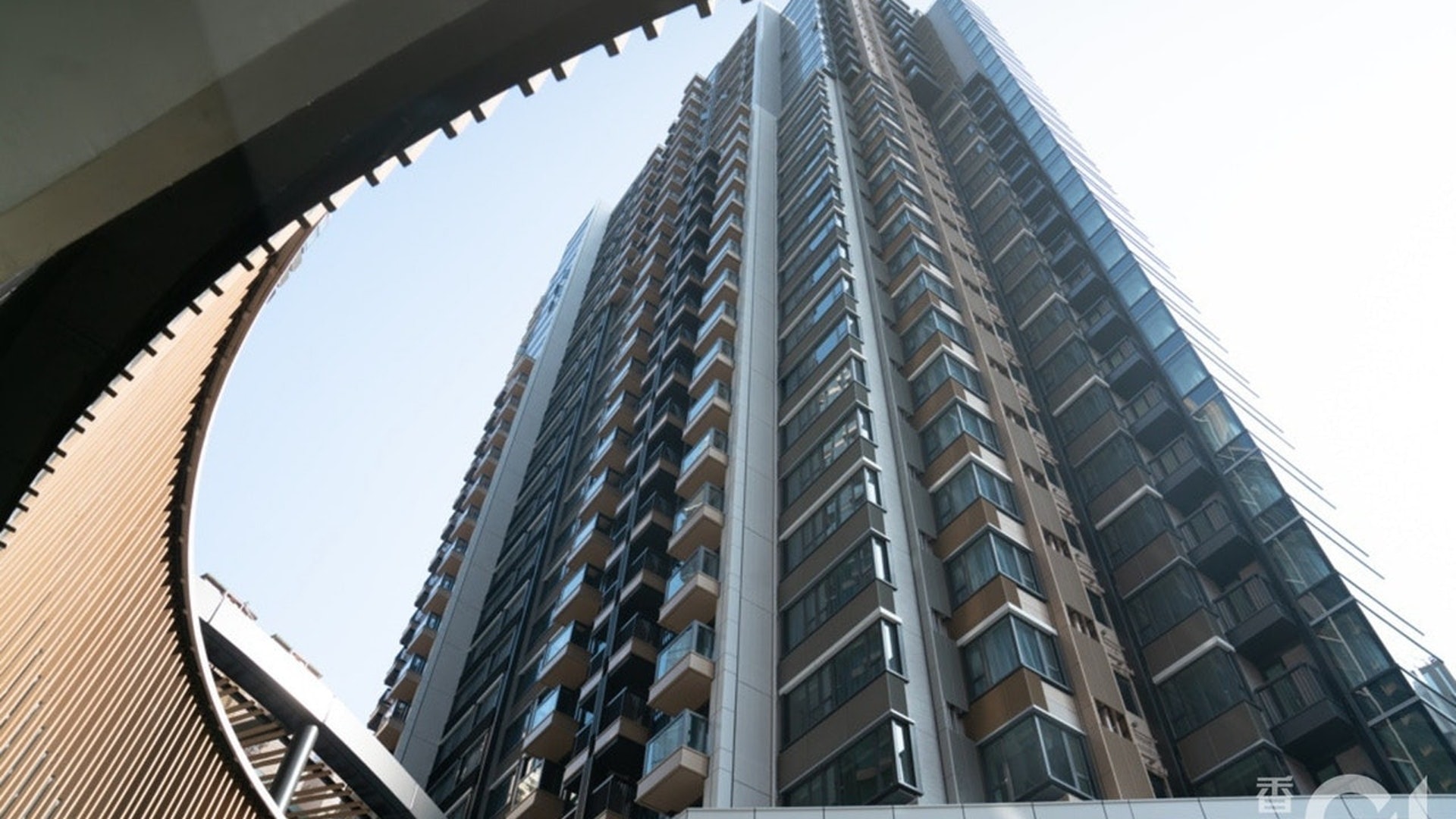 北角柏蔚山3座低層戶,為銀主盤,早前以2,160萬元沽出,呎價2.3萬元創屋苑新低。