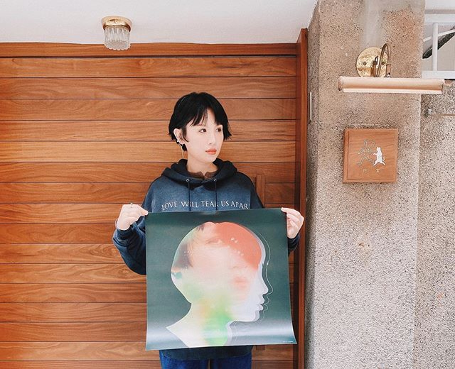 《彼個所在》收錄在娃娃專輯《藏著並不等於遺忘》。(魏如萱Instagram圖片) 《彼個所在》收錄在娃娃專輯《藏著並不等於遺忘》。(魏如萱Instagram圖片)