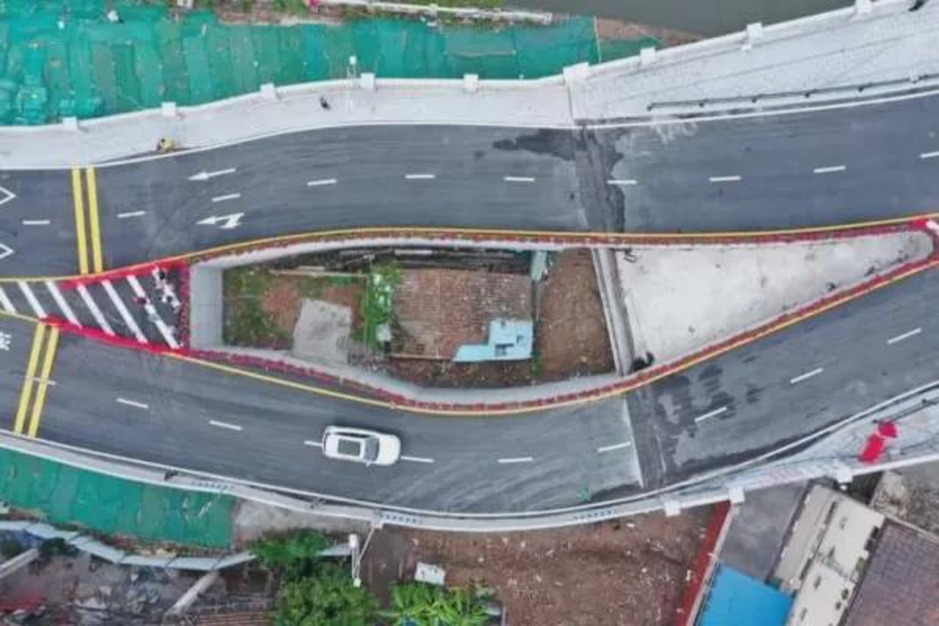 從空中俯瞰,兩車道之間夾着民居,就像人的眼睛,由此被網民稱為「海珠之眼」。(網上圖片) 從空中俯瞰,兩車道之間夾着民居,就像人的眼睛,由此被網民稱為「海珠之眼」。(網上圖片)