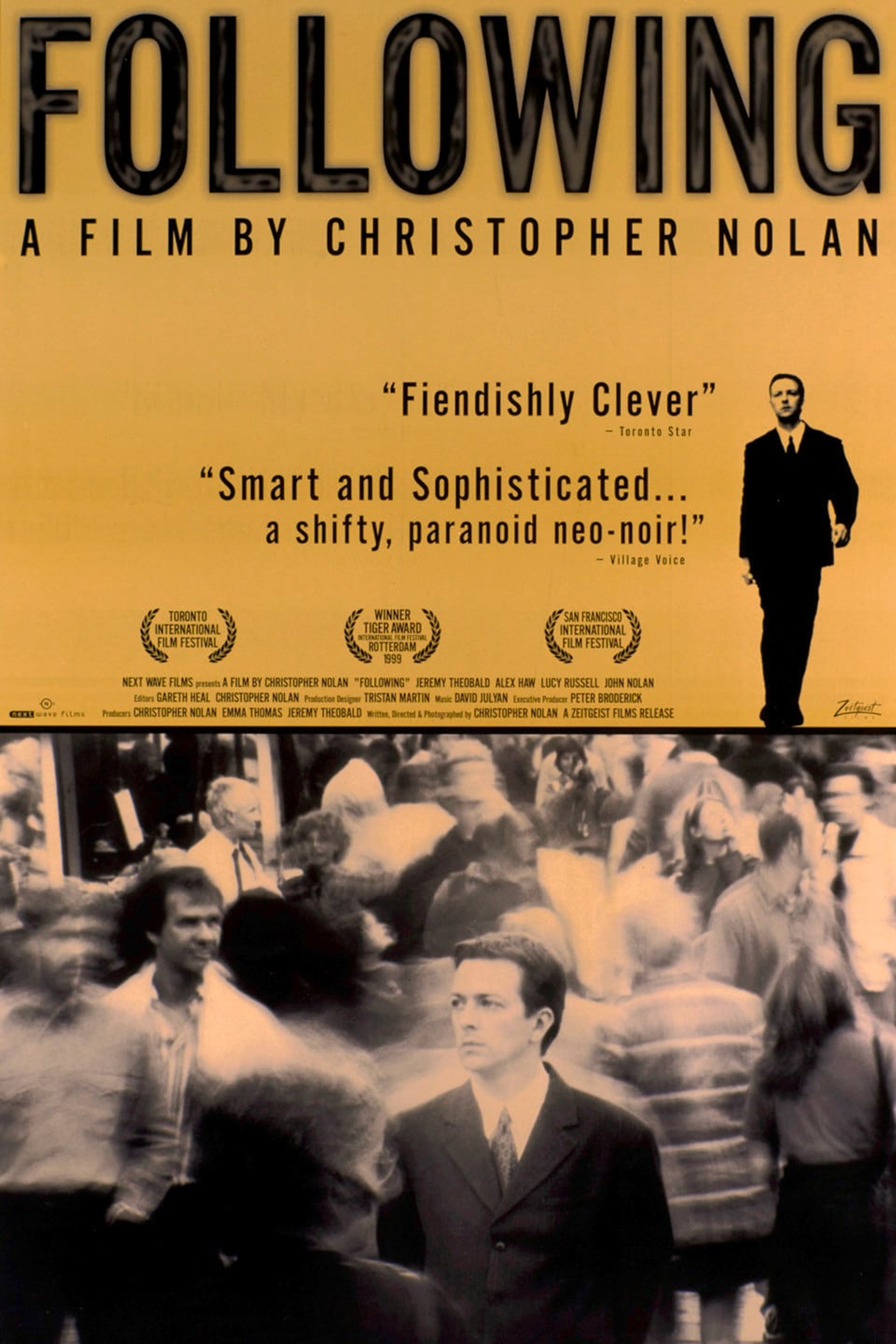 2.《跟蹤 Following》:1998 年的《跟蹤》是路蘭的第一部劇情長片。故事主要講述一名二流作家為增加寫作靈感,而在街上跟蹤別人,他給自己設下了嚴格的規定,限制自己跟蹤的對象和時長。(《》官方宣傳海報) 2.《跟蹤 Following》:1998 年的《跟蹤》是路蘭的第一部劇情長片。故事主要講述一名二流作家為增加寫作靈感,而在街上跟蹤別人,他給自己設下了嚴格的規定,限制自己跟蹤的對象和時長。(《》官方宣傳海報)