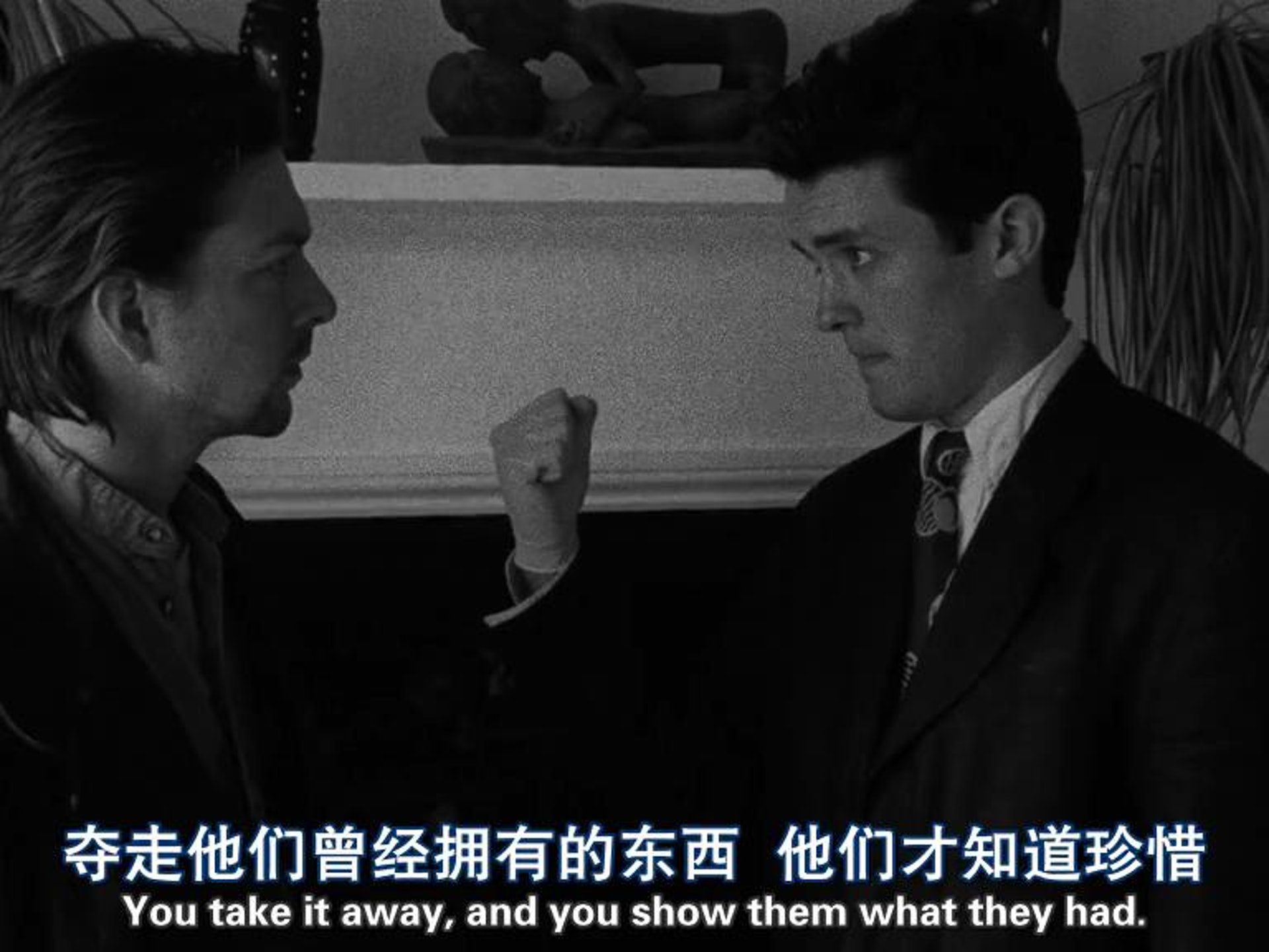 但他被一位穿著整齊黑色西裝的俊俏男子吸引住,忘記了規則的限制,被發現後遂誤入地下犯罪世界的經歷。因為是路蘭的導演處女作(《跟蹤》劇照) 但他被一位穿著整齊黑色西裝的俊俏男子吸引住,忘記了規則的限制,被發現後遂誤入地下犯罪世界的經歷。因為是路蘭的導演處女作(《跟蹤》劇照)