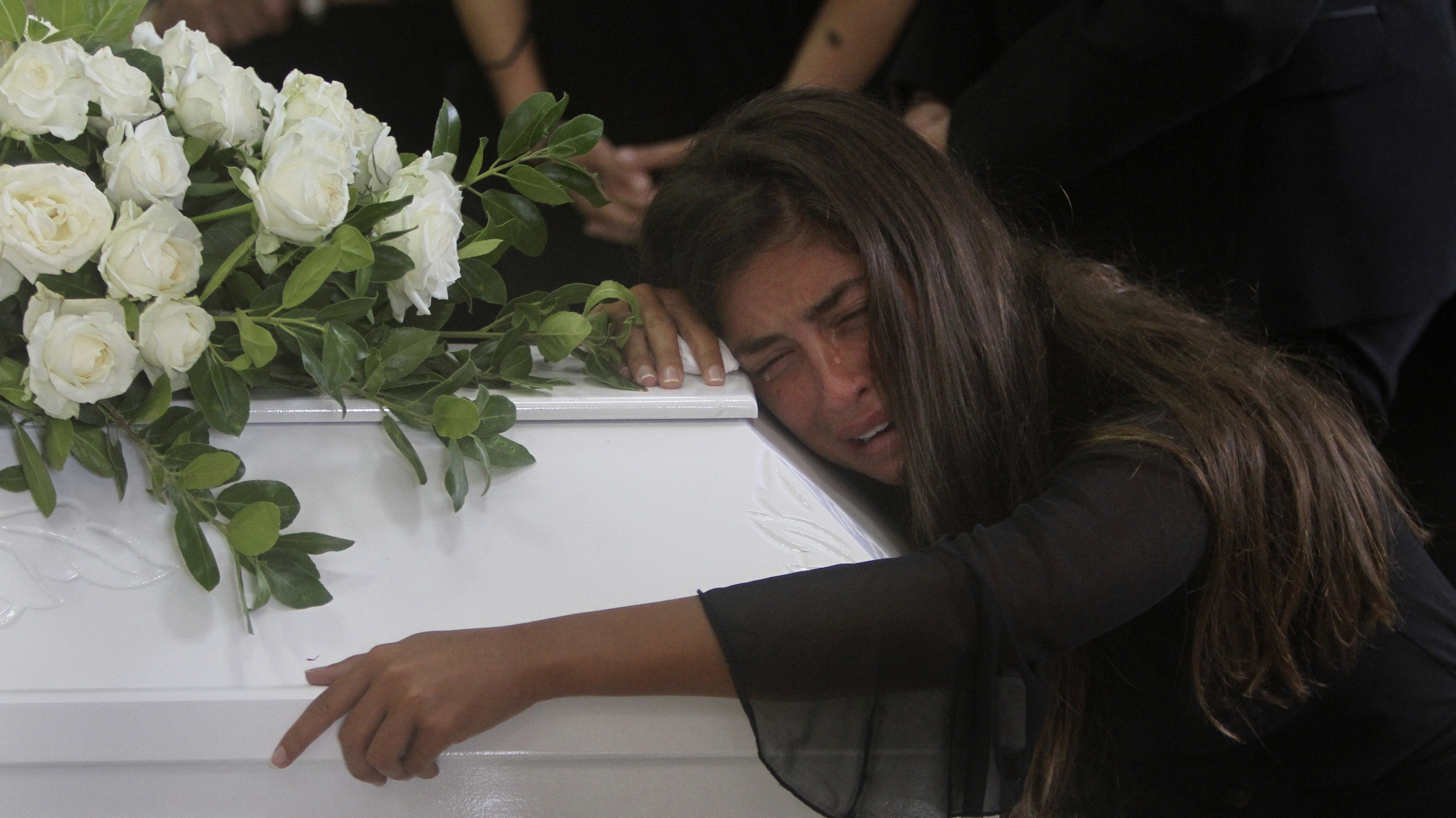 黎巴嫩大爆炸：圖為2020年8月6日，一名在8月4日貝魯特大爆炸中死亡的女子的遺體被運到黎巴嫩南部舉行喪禮，她的姊妹伏在棺木上痛哭。 （AP）