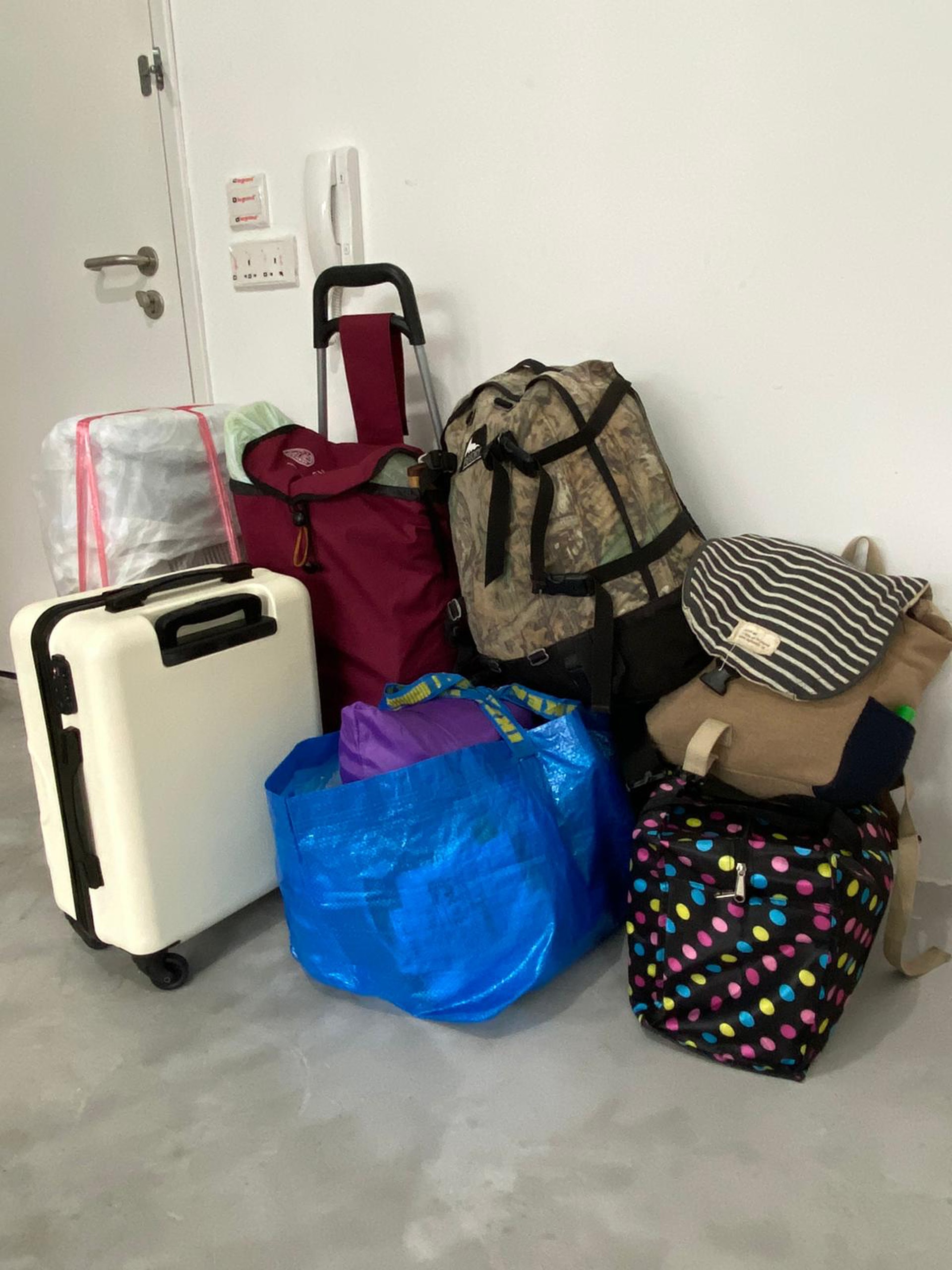 Cyrus爸爸與一家人入住所帶的行李 Cyrus爸爸與一家人入住所帶的行李
