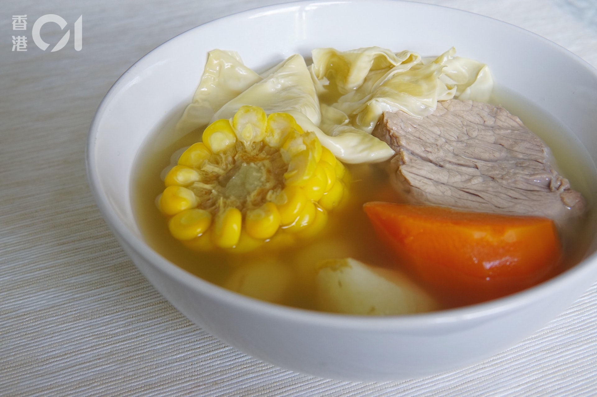 邱醫師指,腐竹蘿蔔粟米瘦肉湯適合夏天清熱健脾去濕,卻同時兼具清熱潤肺功效,適合立秋後、天氣仍然熱的時候飲用。 邱醫師指,腐竹蘿蔔粟米瘦肉湯適合夏天清熱健脾去濕,卻同時兼具清熱潤肺功效,適合立秋後、天氣仍然熱的時候飲用。