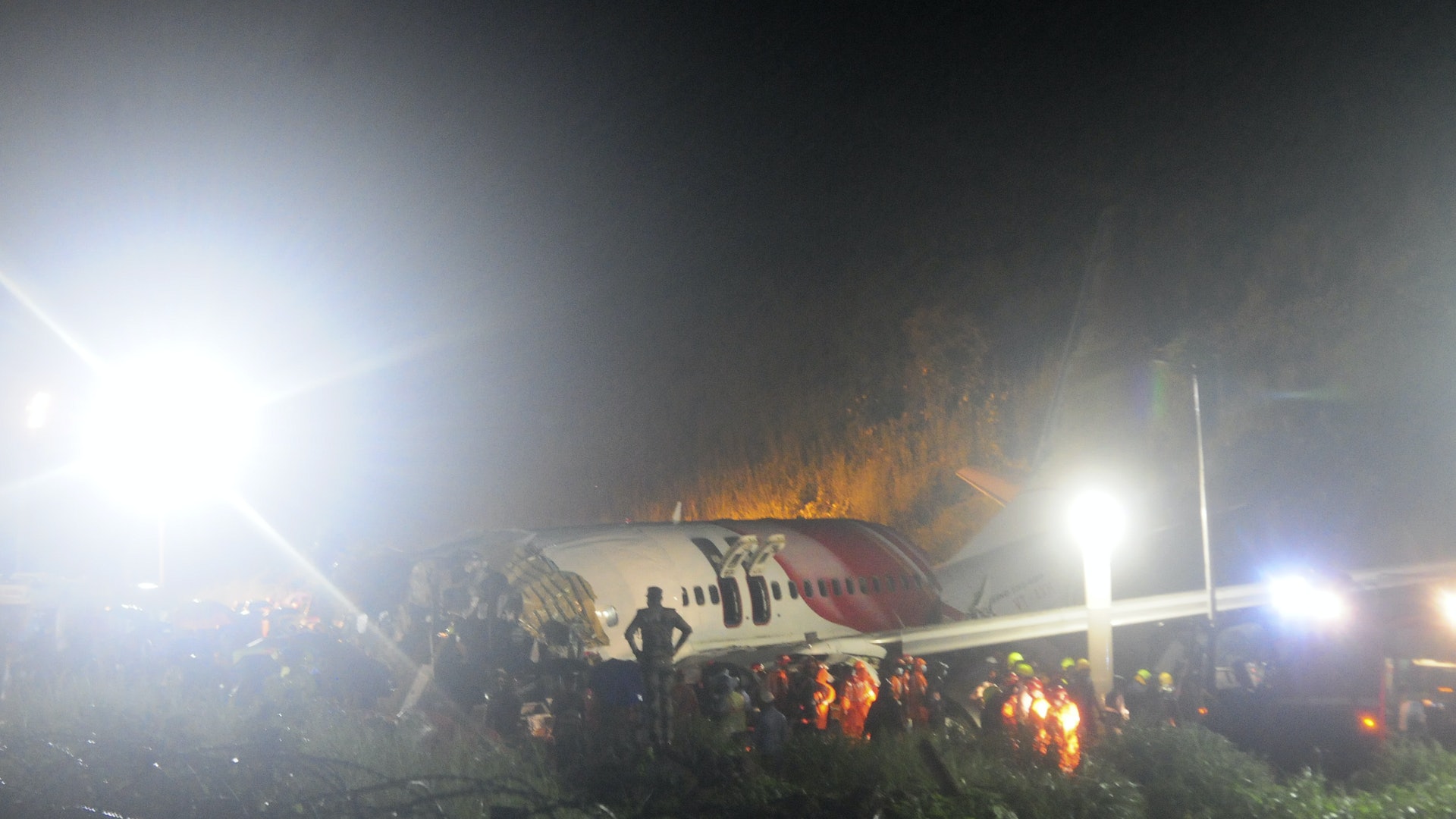印度快運空難增至17死包括正副機長 飛機曾嘗試降落不果 印度快運空難增至17死包括正副機長 飛機曾嘗試降落不果