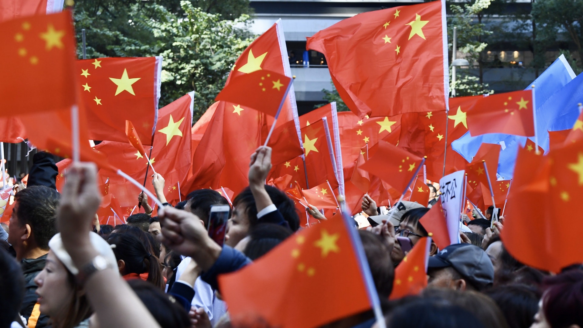 人大常委會審議國旗法修正草案:不得倒掛國旗不得隨意丟棄 人大常委會審議國旗法修正草案:不得倒掛國旗不得隨意丟棄