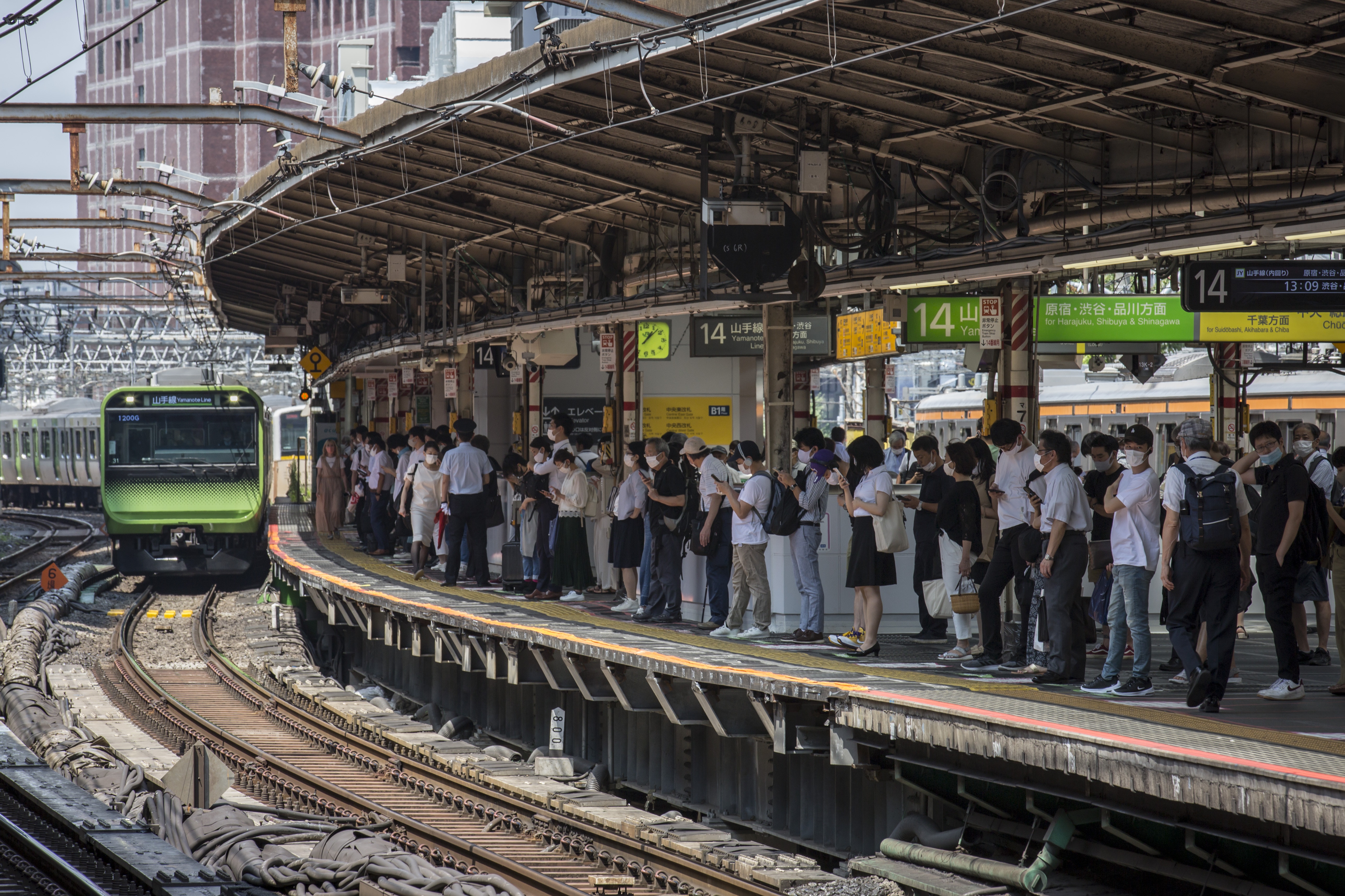 圖為8月4日，東京新宿車站。日本政府已指定鐵路為重要基礎設施之一，需要重點保護。（Getty）