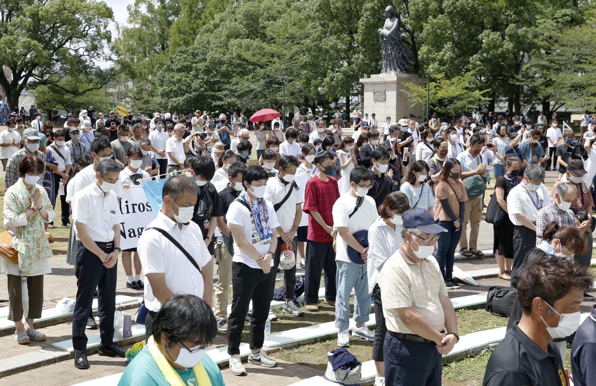 長崎原爆:日本長崎市8月9日舉行原爆75周年和平紀念儀式,圖為人們在紀念儀式上默哀。(Reuters) 長崎原爆:日本長崎市8月9日舉行原爆75周年和平紀念儀式,圖為人們在紀念儀式上默哀。(Reuters)