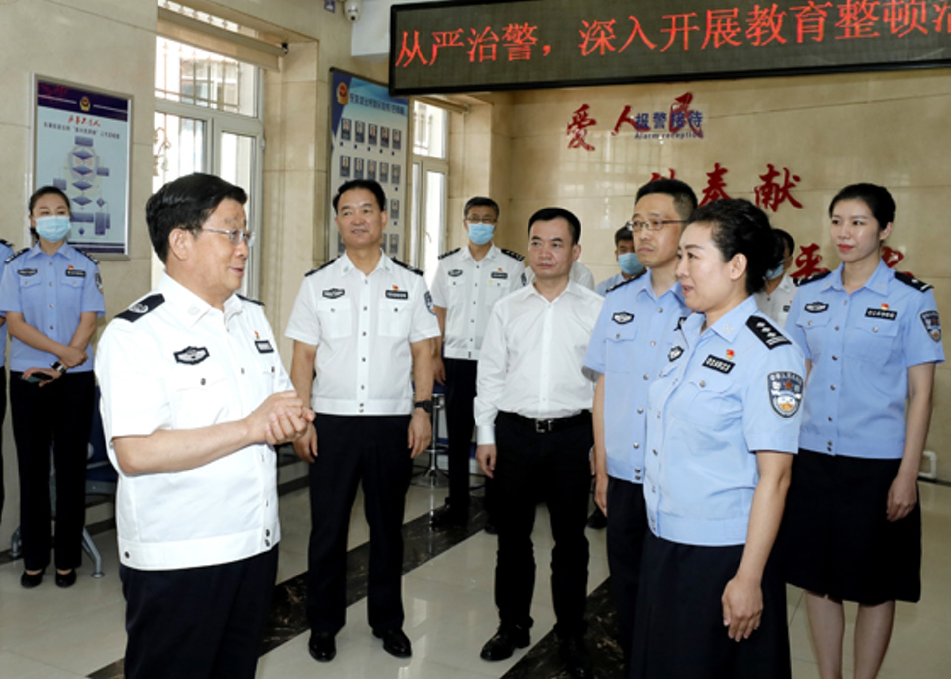 趙克志(前左一)在哈爾濱市公安局道外分局東萊街派出所與民警輔警交談。(公安部官網) 趙克志(前左一)在哈爾濱市公安局道外分局東萊街派出所與民警輔警交談。(公安部官網)