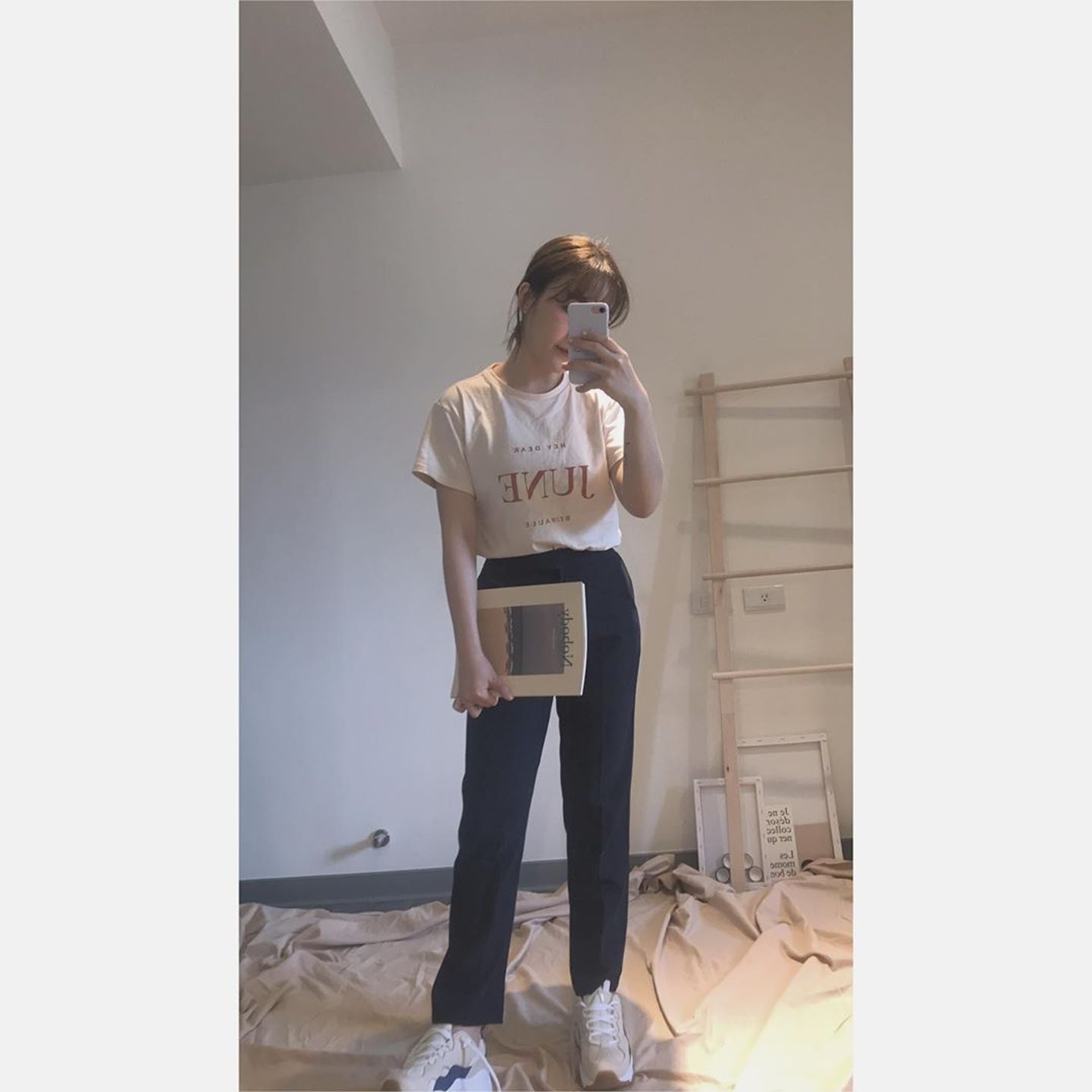 大地色寬鬆上衣可配合身的筆直款黑西褲 (spriing____@IG)