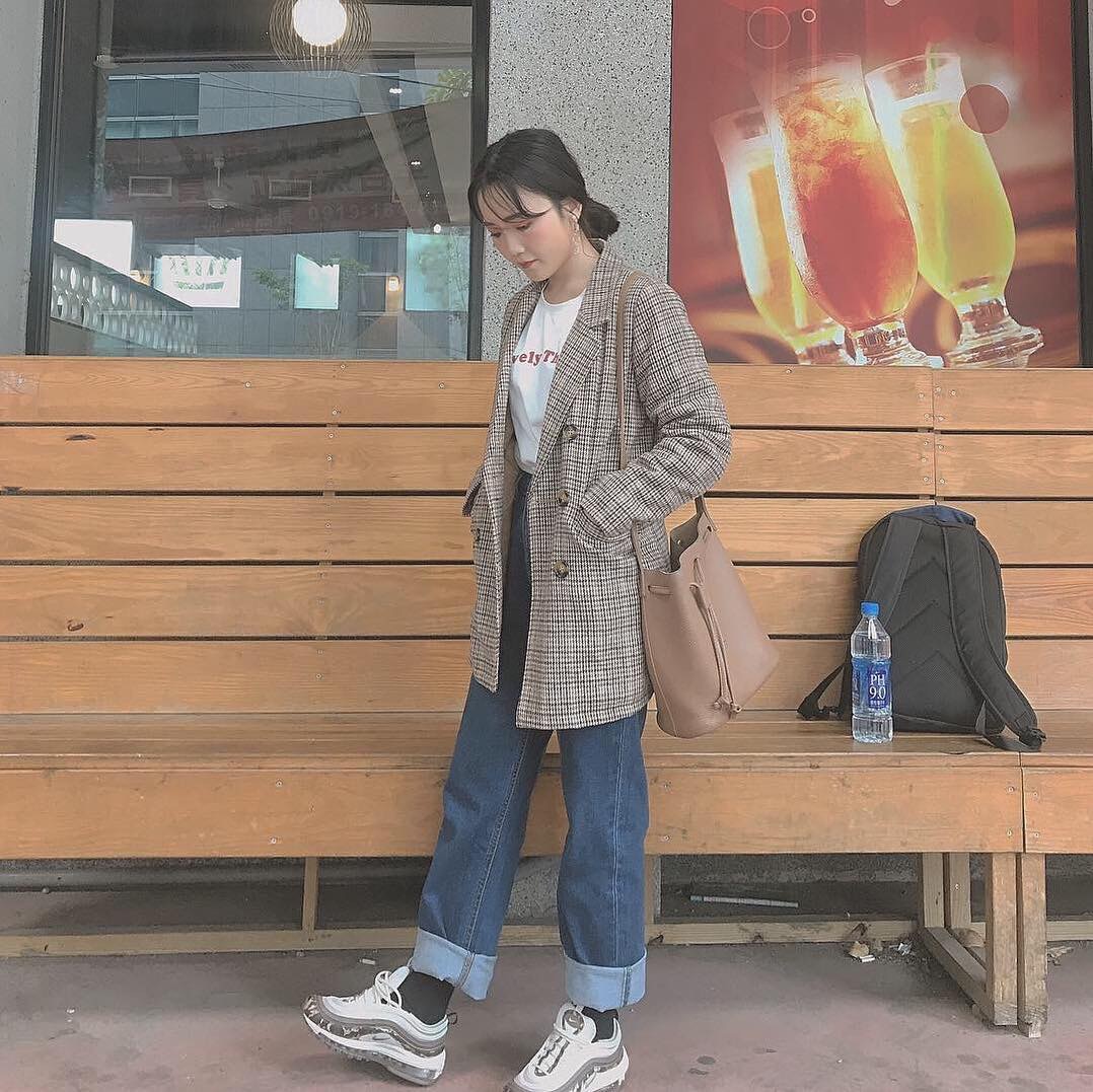 格仔款的西裝外套也會為整個造型帶來點綴效果 (spriing____@IG)