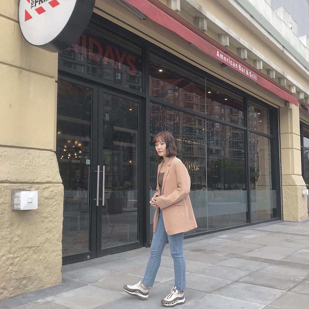 如女生不想穿上西裝外套後顯得過份成熟的話，配上輕鬆的波鞋也是一個不錯的選擇 (spriing____@IG)