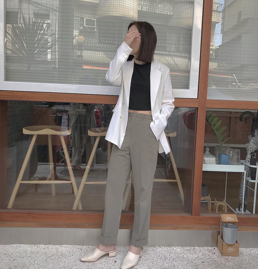 寬鬆款的白色外套配上筆直款或是A字款的卡其色西褲亦可 (spriing____@IG)