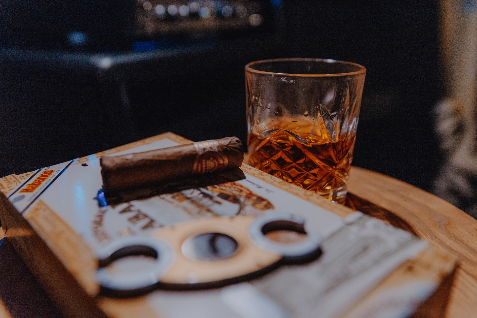 別以為有掛杯(tears/legs)就代表是好的威士忌,其實以它的酒精濃度,有掛杯是正常不過的事(圖片來源:Unsplash@natalieparham) 別以為有掛杯(tears/legs)就代表是好的威士忌,其實以它的酒精濃度,有掛杯是正常不過的事(圖片來源:Unsplash@natalieparham)