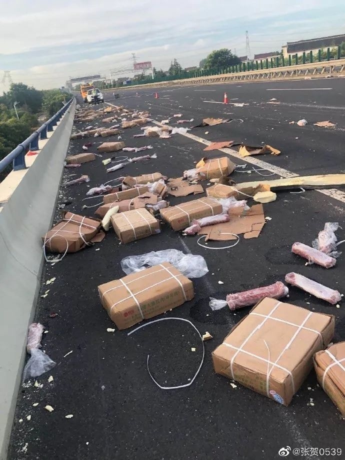 意外後凍豬肉散落一地。（微博）