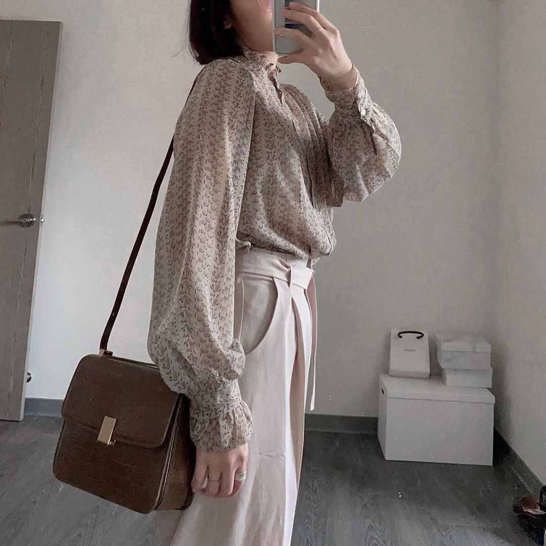 寬鬆款的碎花上衣配上合身的寬鬆款褲子可營造簡約感 (spriing____@IG)