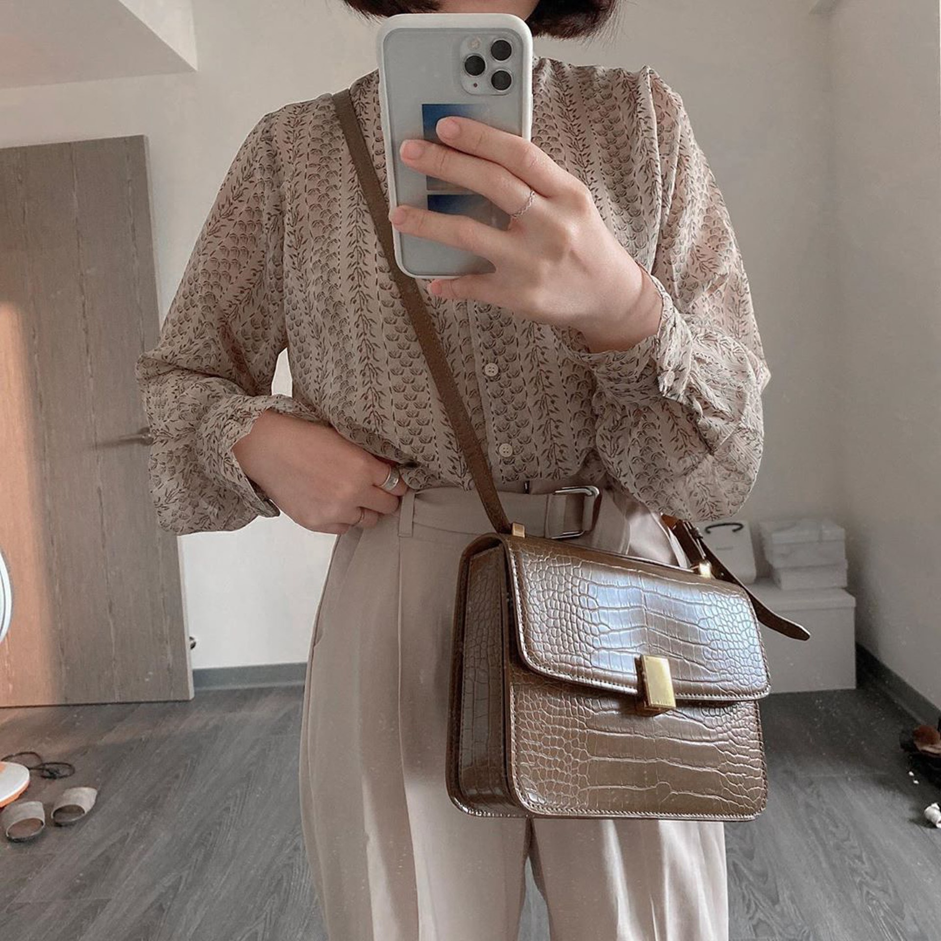 女生也可選擇配上同色系的手袋(spriing____@IG)