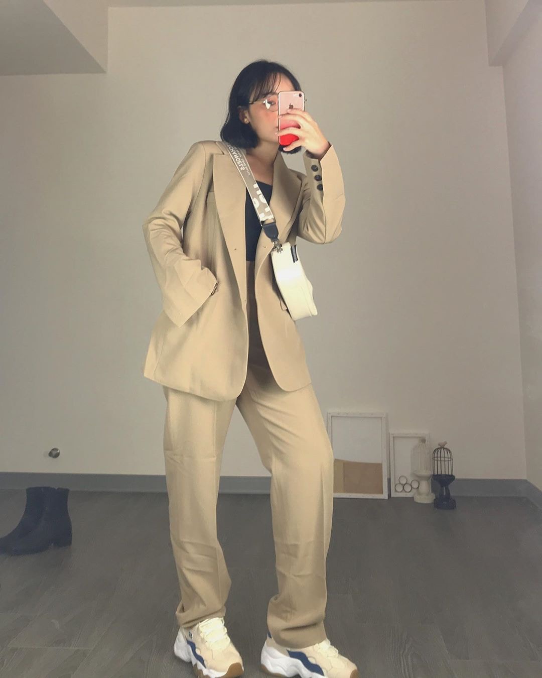 「Oversized」的大地色西裝外套可配上同色系的寬腳西裝褲 (spriing____@IG)