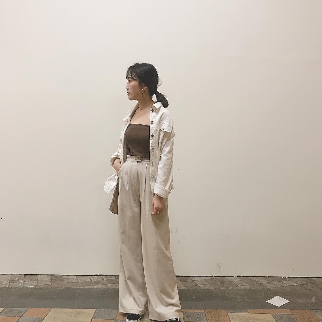 短款打底上衣是「透+高」穿搭技術中，不可缺小的配襯單品 (spriing____@IG)