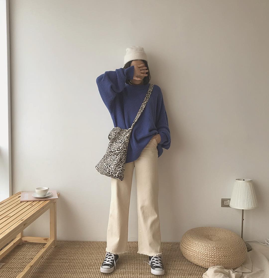 寬鬆款的天藍色衛衣可配上淺卡其色的褲子 (spriing____@IG)