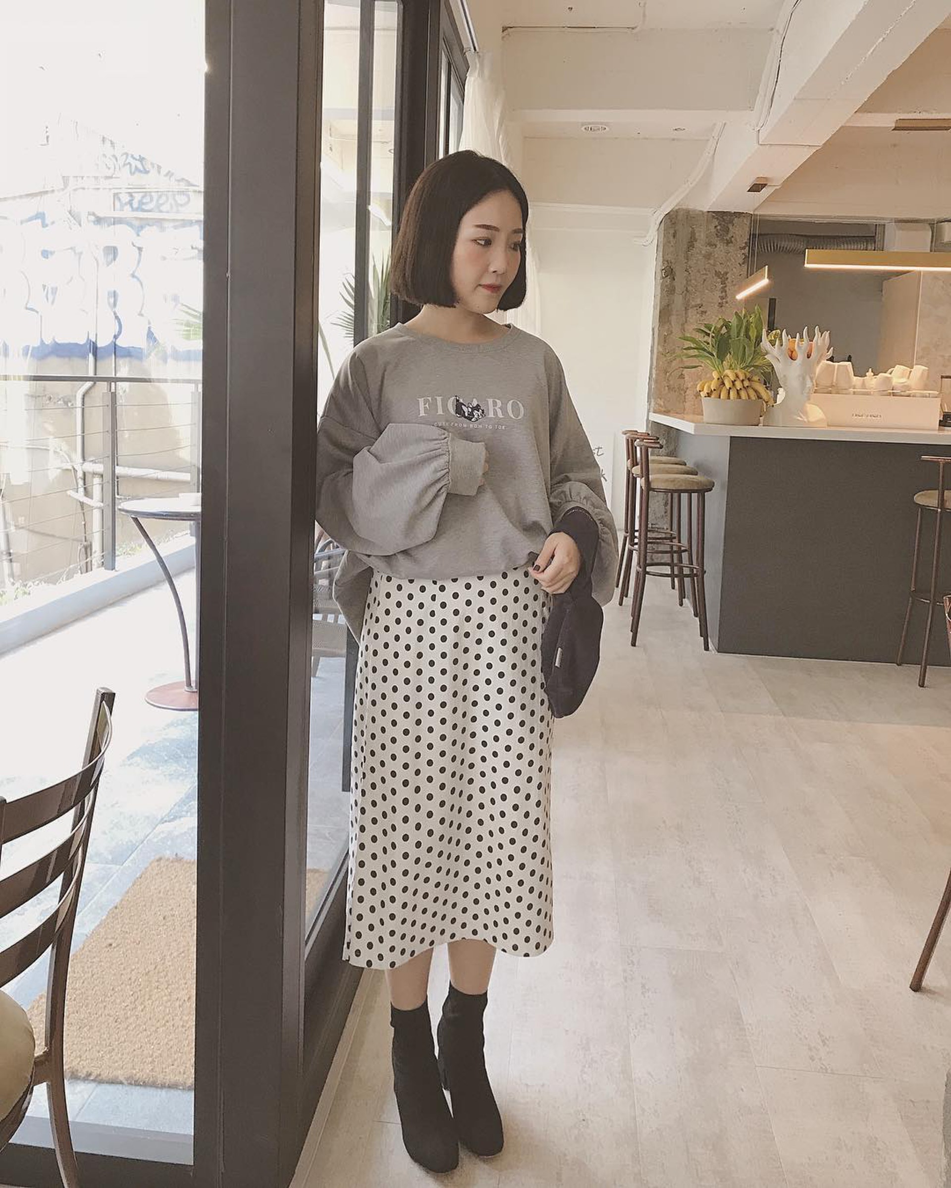 寬鬆款的衛衣可配上合身的半身裙 (spriing____@IG)