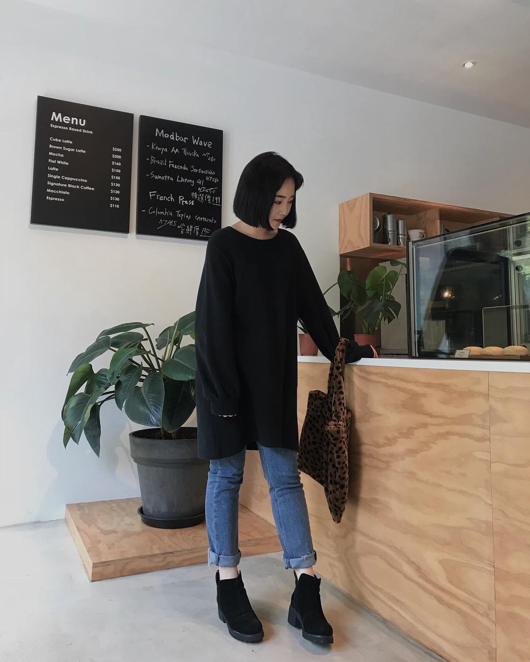 寬鬆款的長款針織外衣可於下身配上合身或貼身款的牛仔褲，增加簡約感 (spriing____@IG)