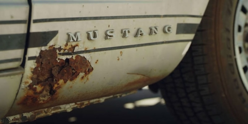 Lisa Bonet人生中第一部車是1965年「Ford Mustang」，愛車對她很有紀念價值。（影片截圖）