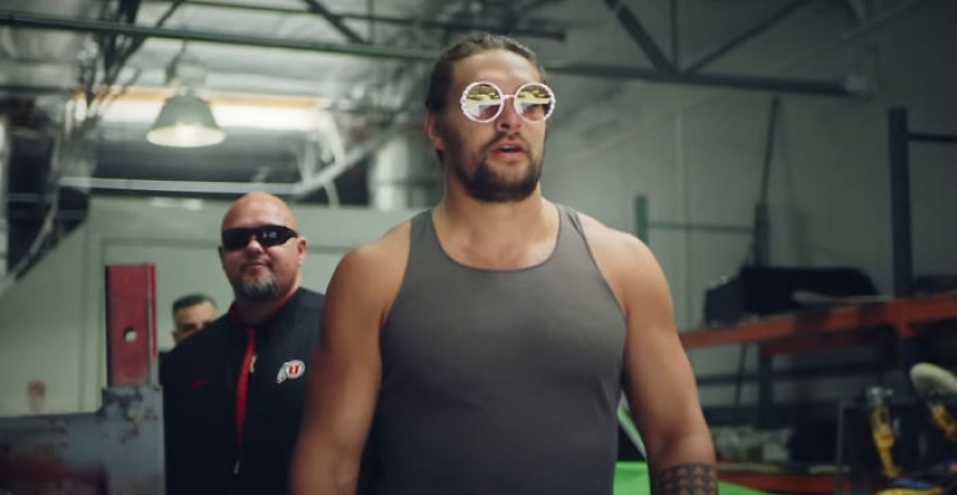 「水行俠」積遜莫瑪準備了一個大驚喜給太太。(影片截圖) 「水行俠」積遜莫瑪準備了一個大驚喜給太太。(影片截圖)