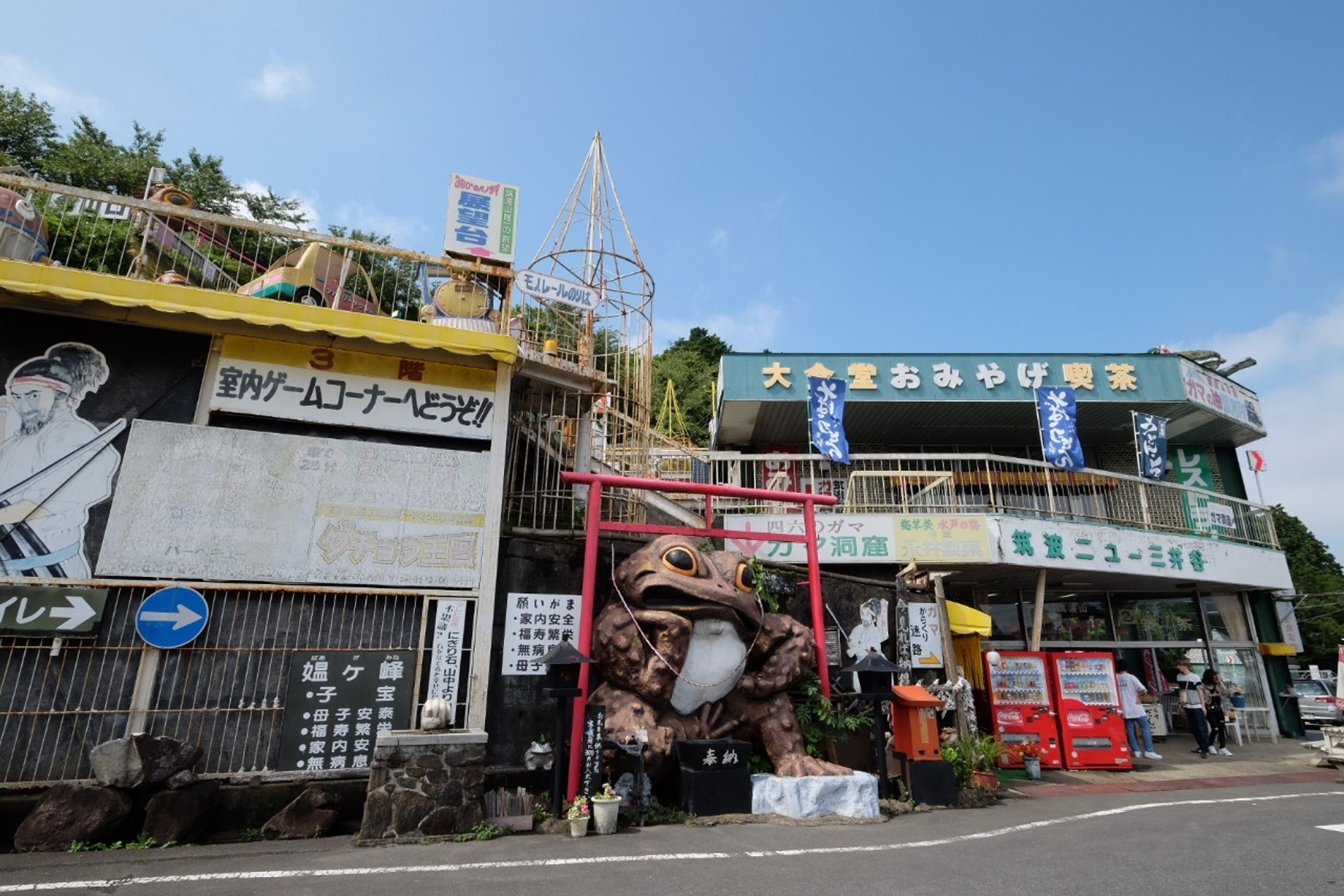 日本一間廢墟感滿滿的遊樂園,吸引不少民眾入場體驗,雖然看似是一間廢棄遊樂園,但仍然有在對外營業。(Twitter / @lapis_child) 日本一間廢墟感滿滿的遊樂園,吸引不少民眾入場體驗,雖然看似是一間廢棄遊樂園,但仍然有在對外營業。(Twitter / @lapis_child)